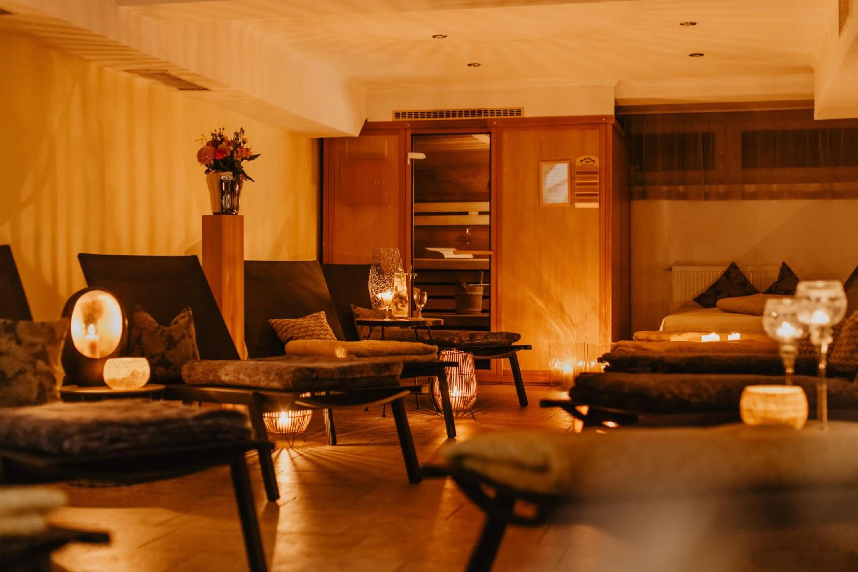 Swimming pool in Hotel Restaurant Zum Goldenen Anker mit Hallenbad & Wellnessbereich