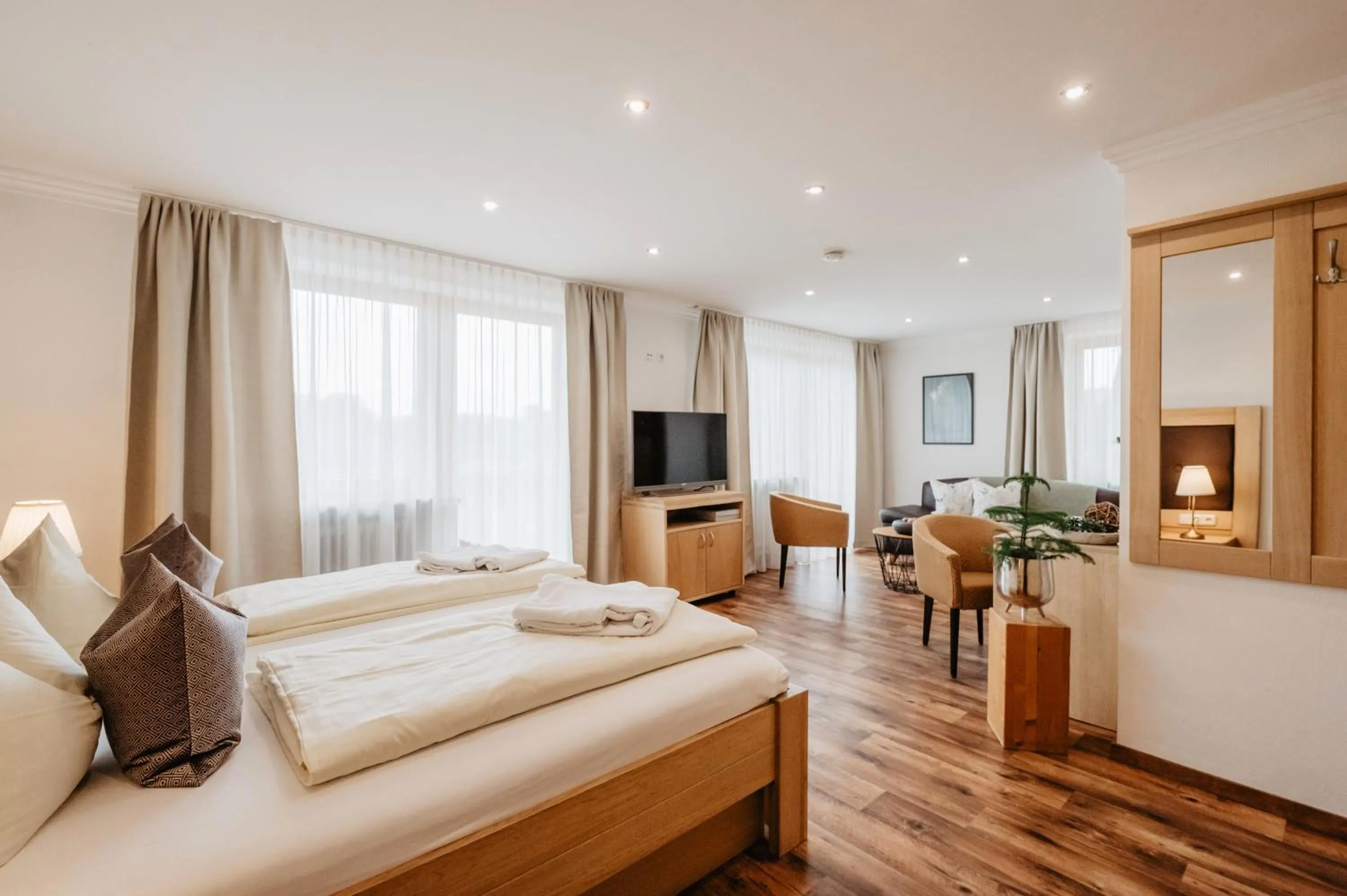 Photo of the whole room, Bed in Hotel Restaurant Zum Goldenen Anker mit Hallenbad & Wellnessbereich