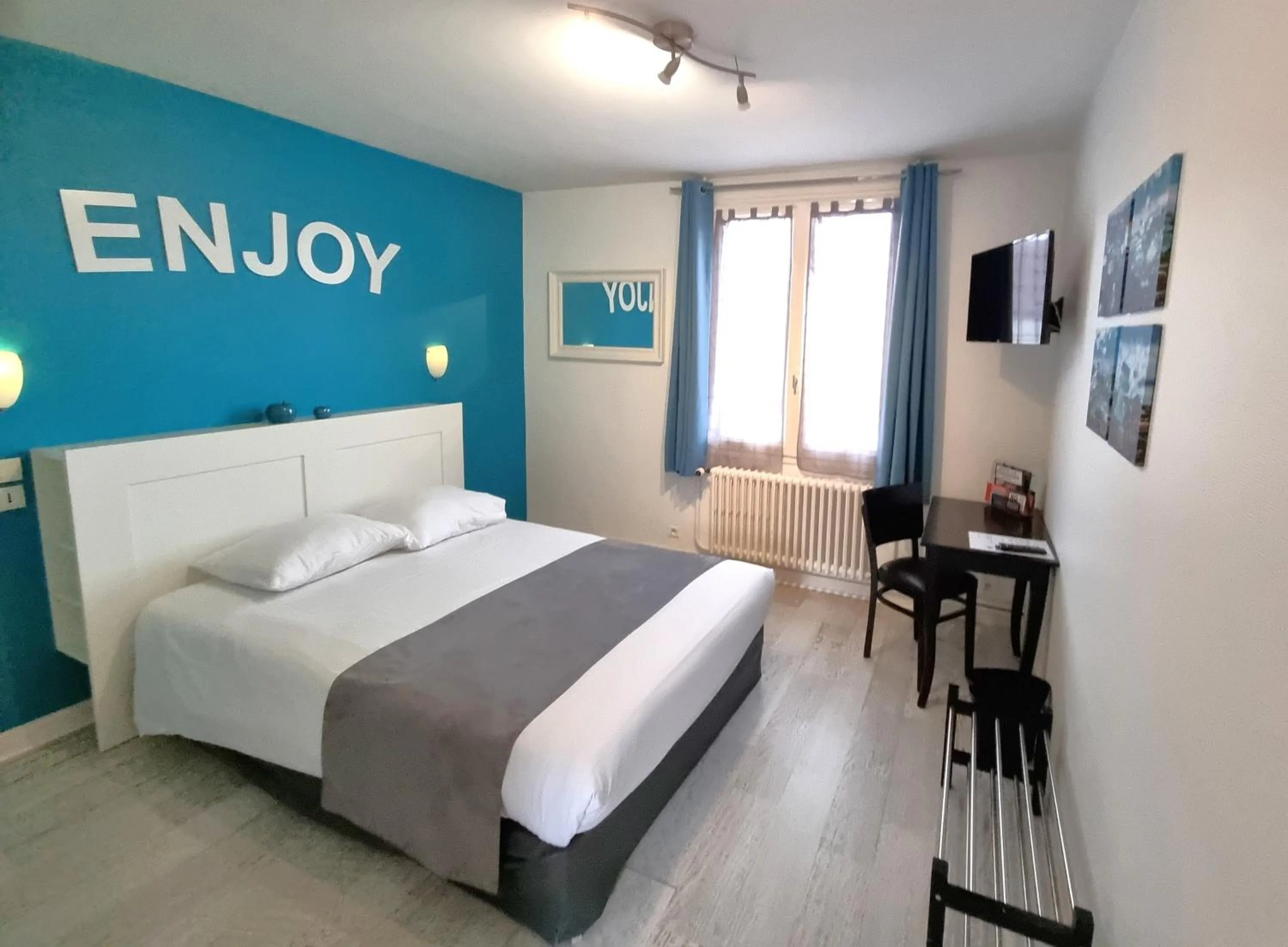Property building, Bed in Hotel Le Bourgogne