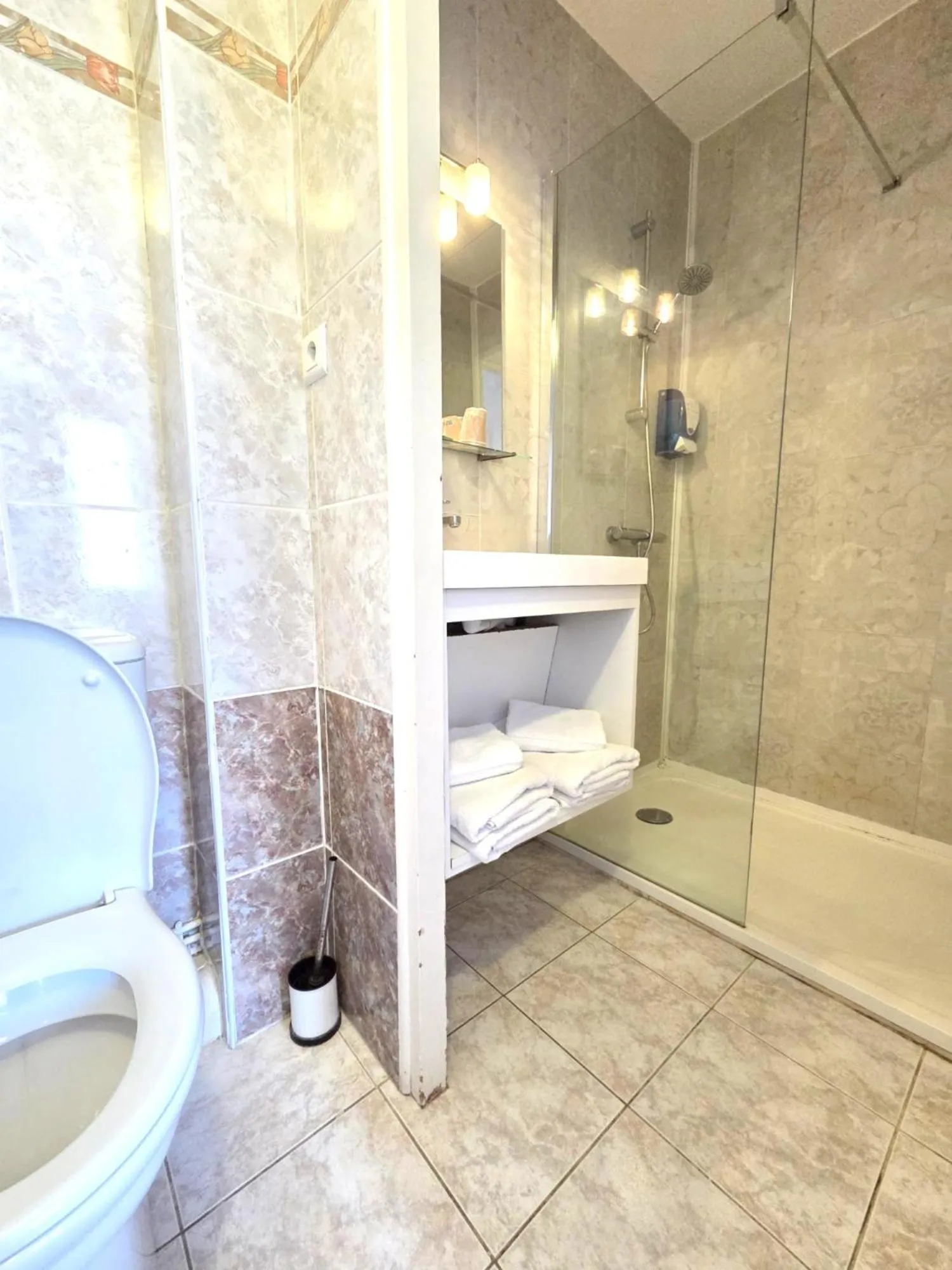 Shower in Hotel Le Bourgogne