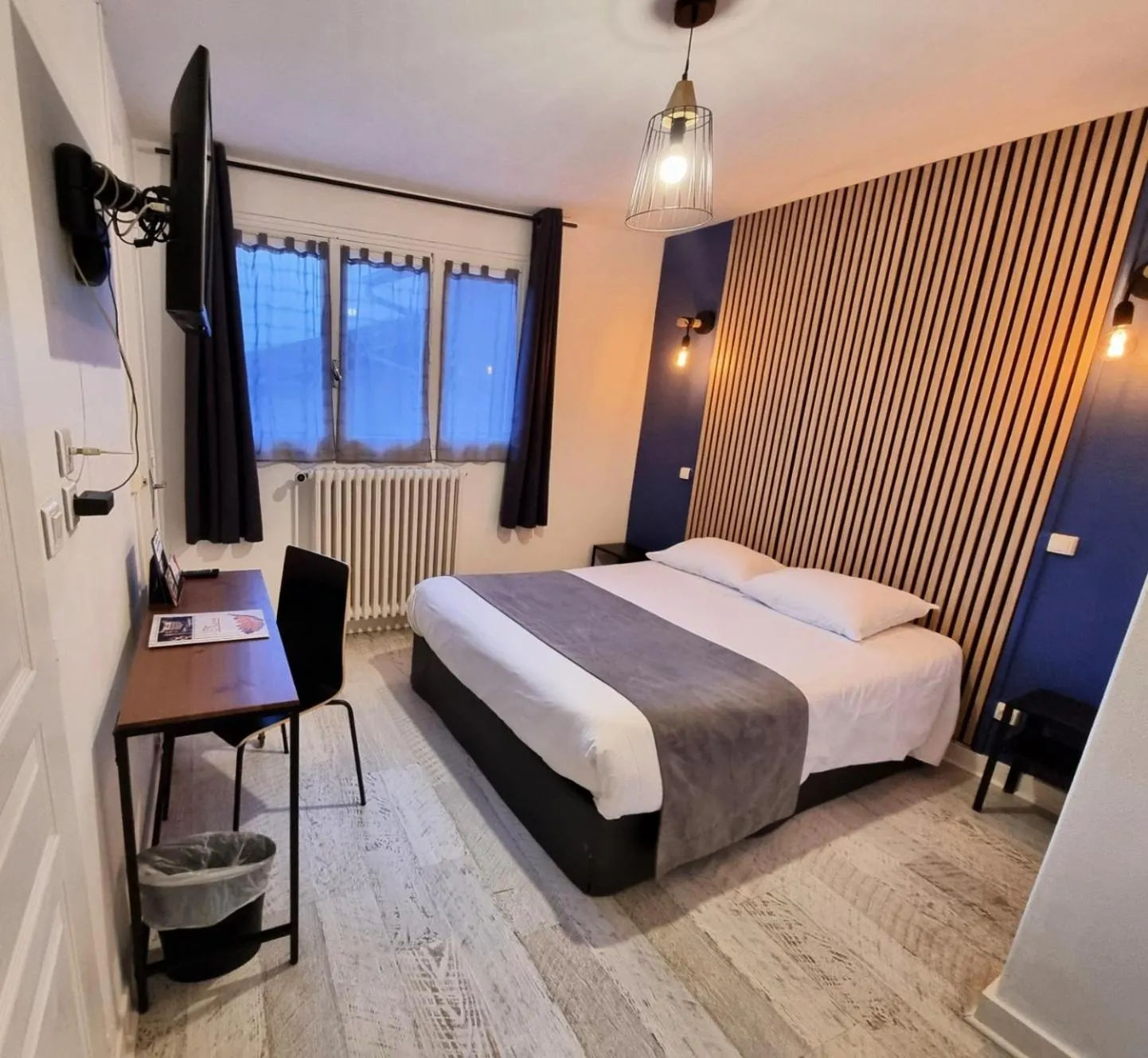 Bed in Hotel Le Bourgogne