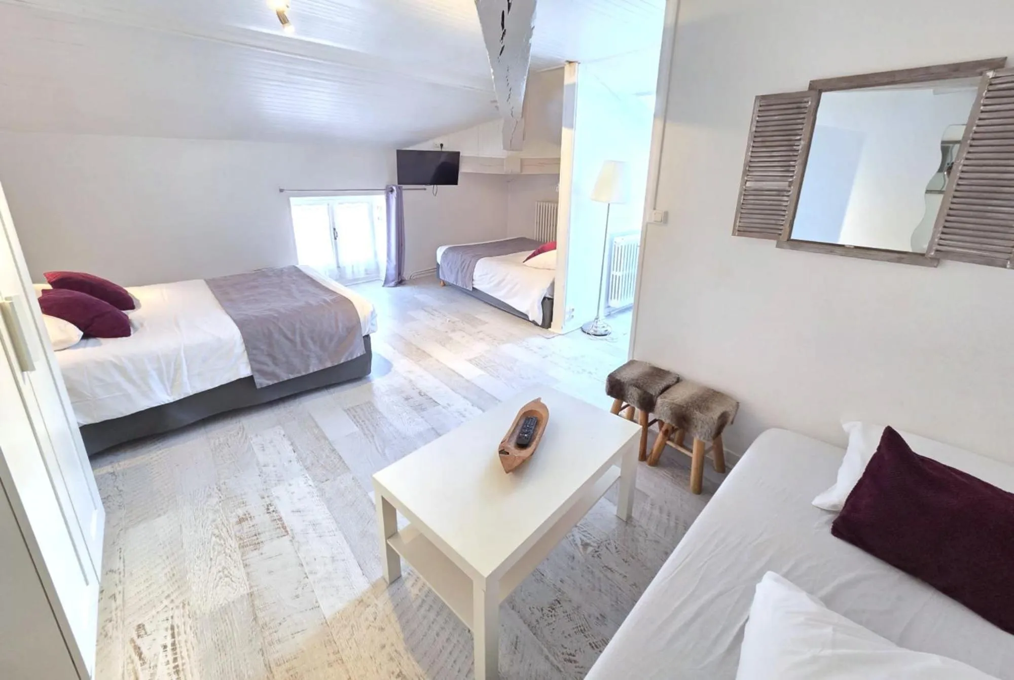 Property building, Bed in Hotel Le Bourgogne