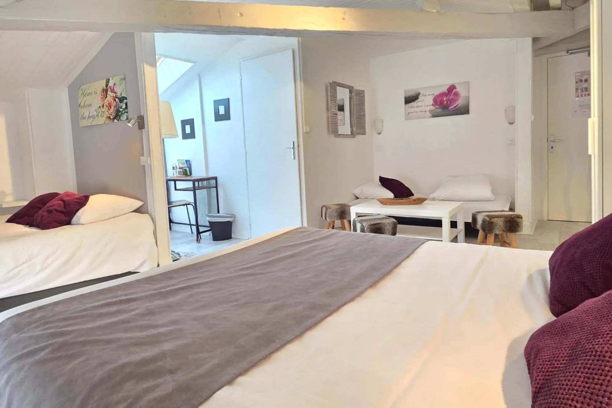 Bed in Hotel Le Bourgogne