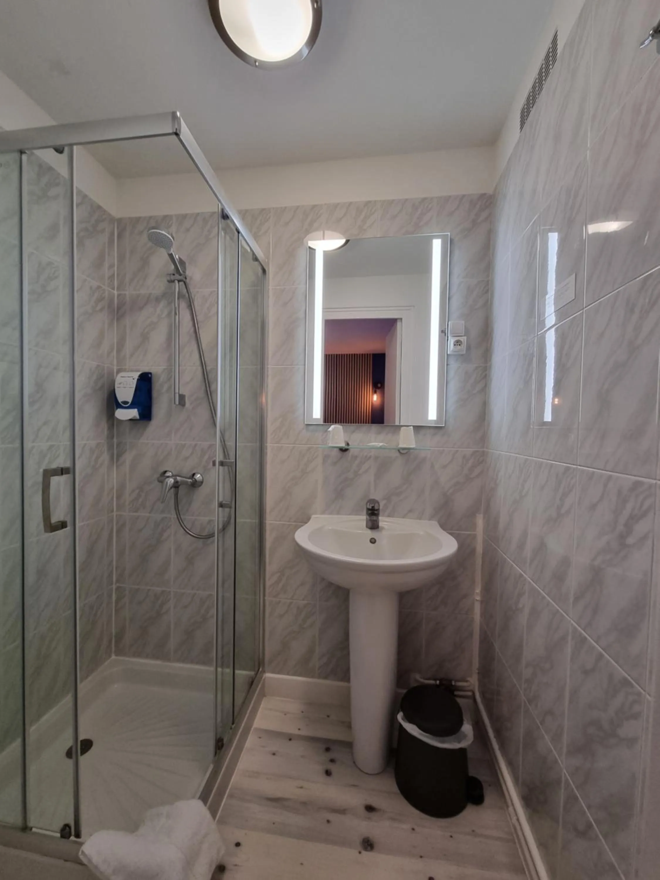 Shower in Hotel Le Bourgogne