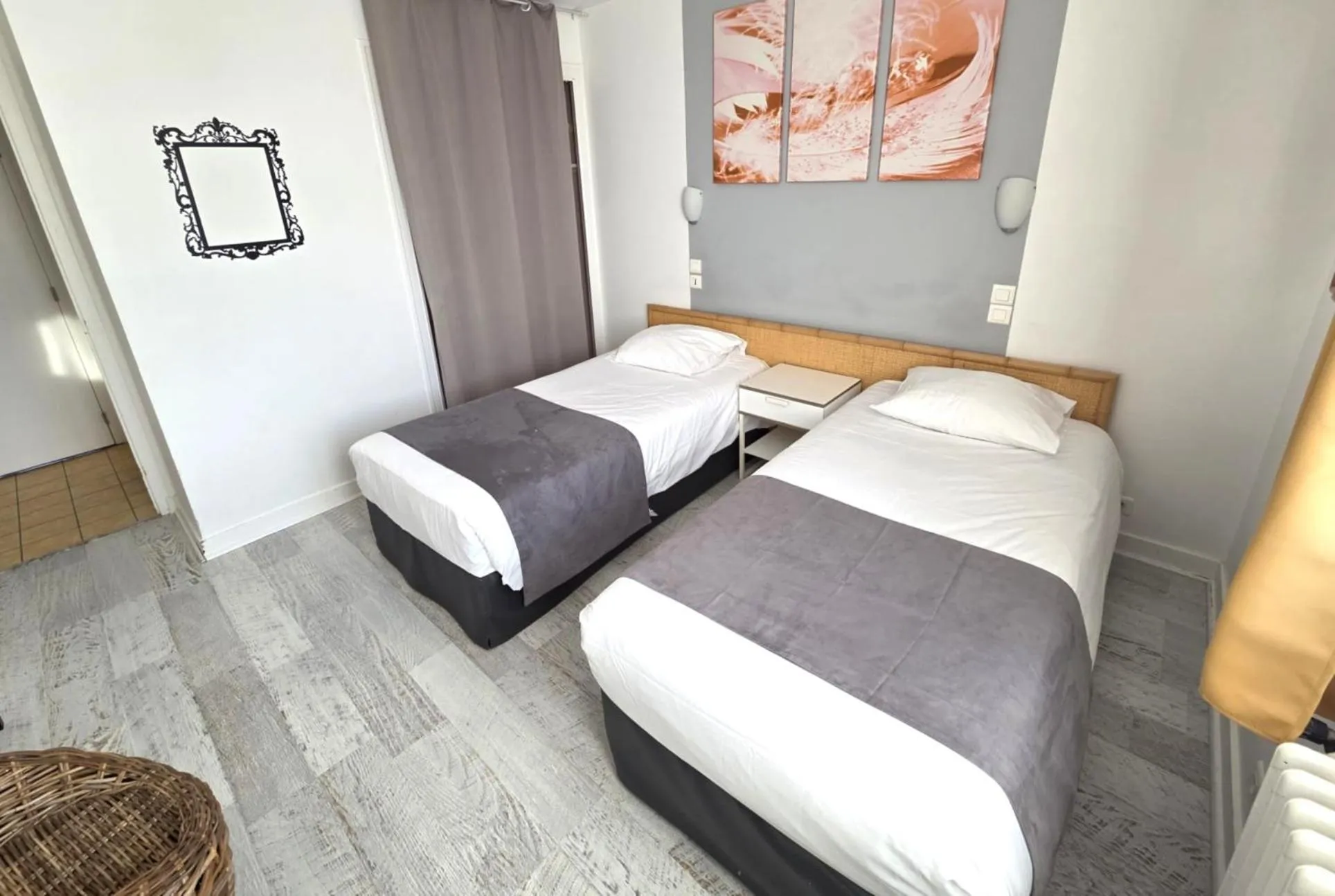 Property building, Bed in Hotel Le Bourgogne