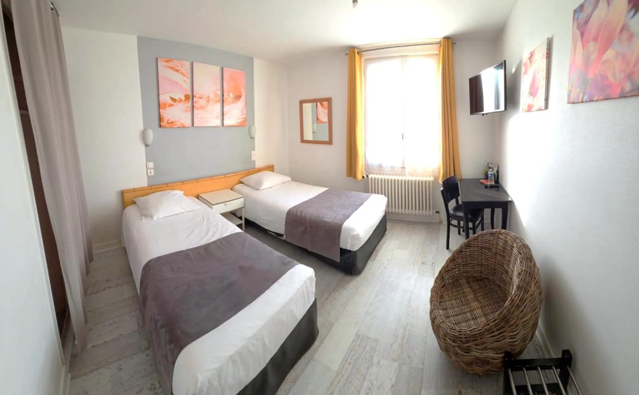 Property building, Bed in Hotel Le Bourgogne