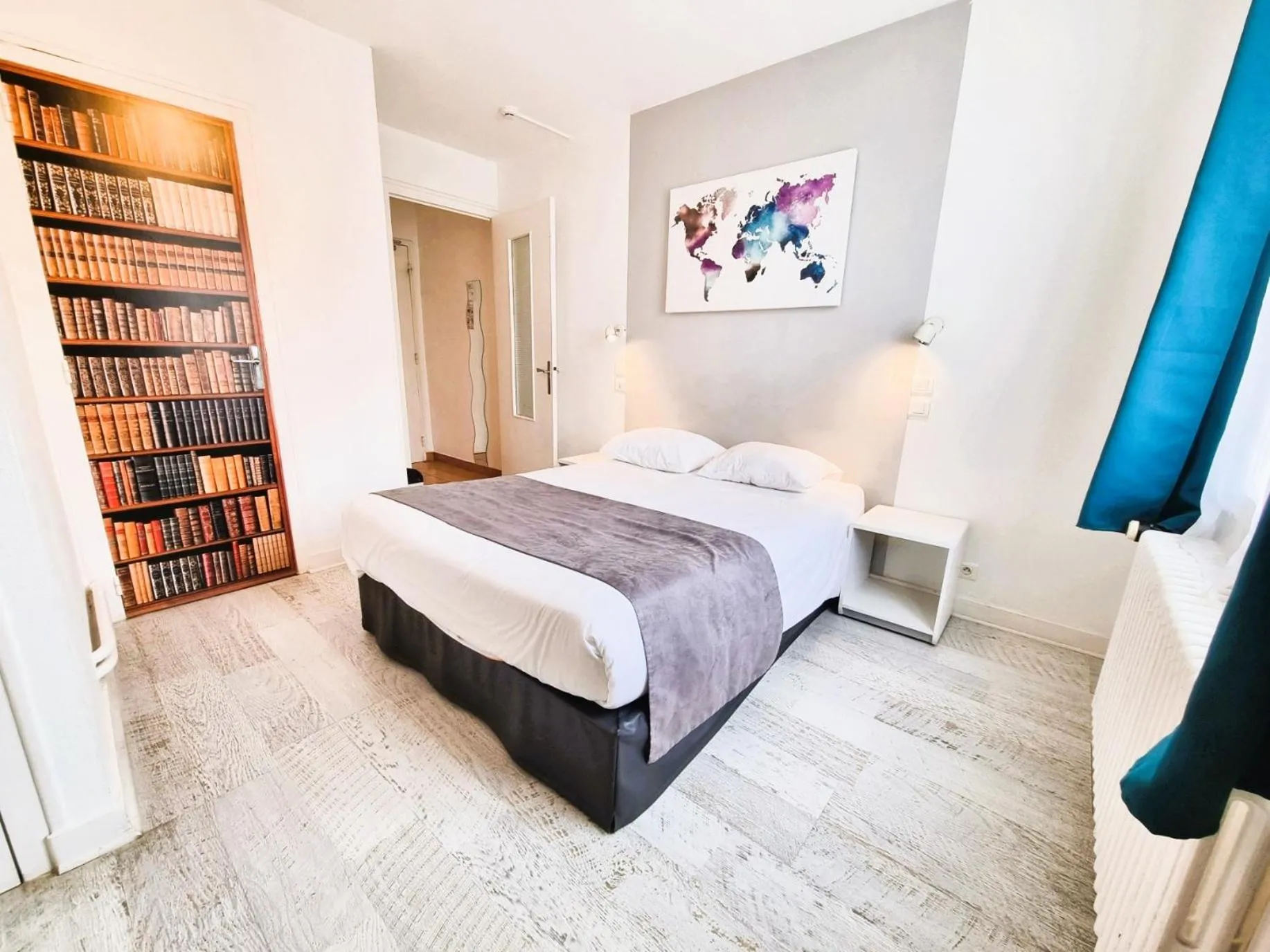 Property building, Bed in Hotel Le Bourgogne