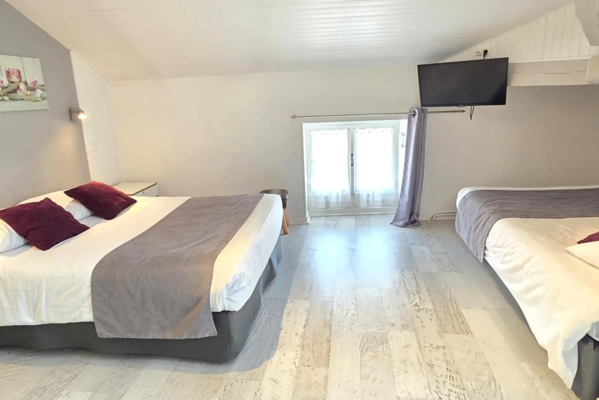 Property building, Bed in Hotel Le Bourgogne