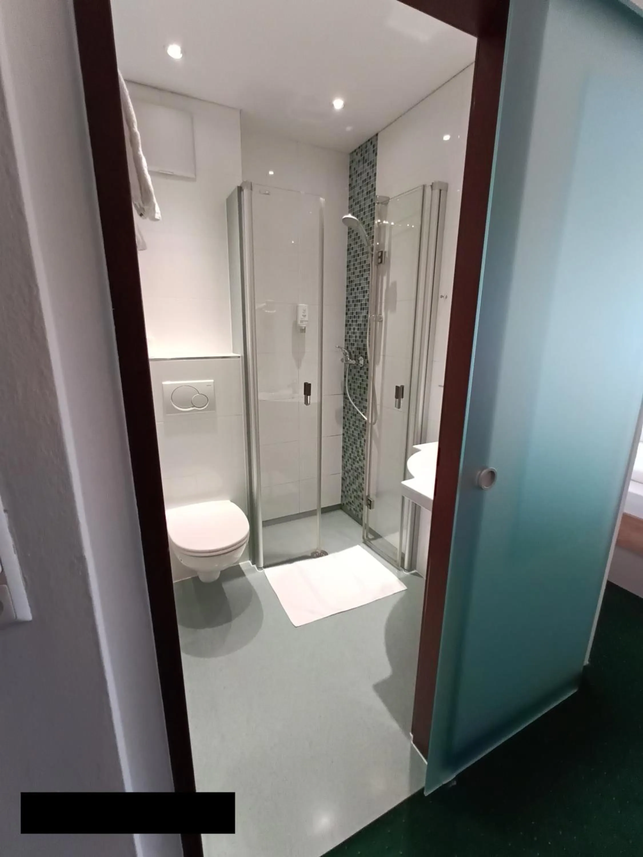 Shower in Hotel Zur Post