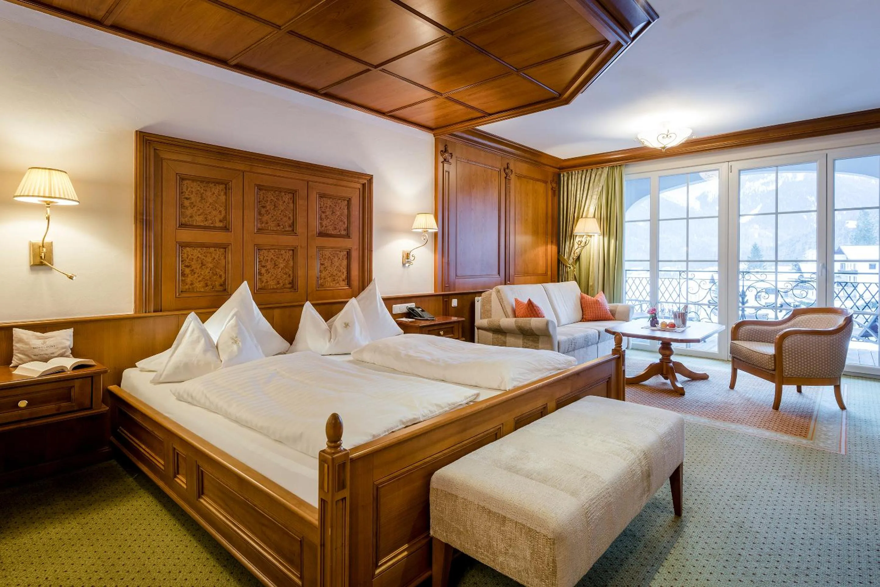 Living room, Bed in Hotel Post Lermoos