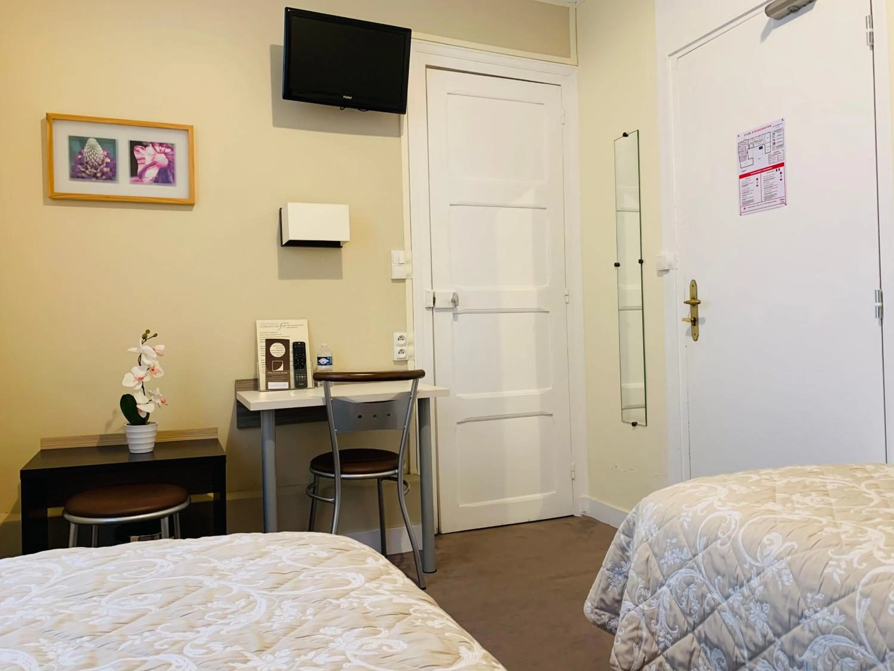 Bedroom, Bed in Au Petit Vivoin