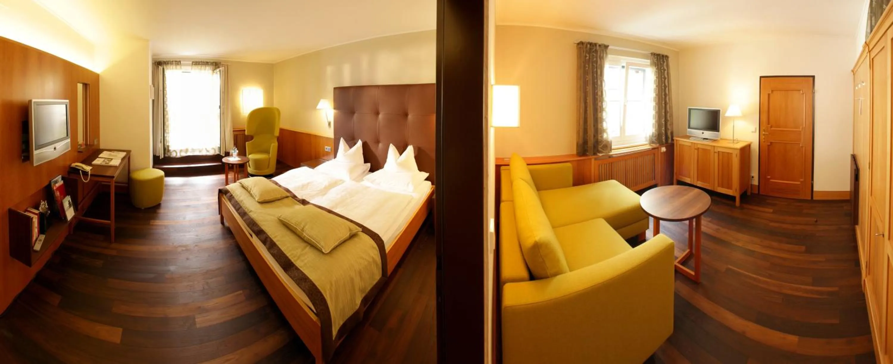 Bed in Romantik Hotel Im Weissen Rössl am Wolfgangsee