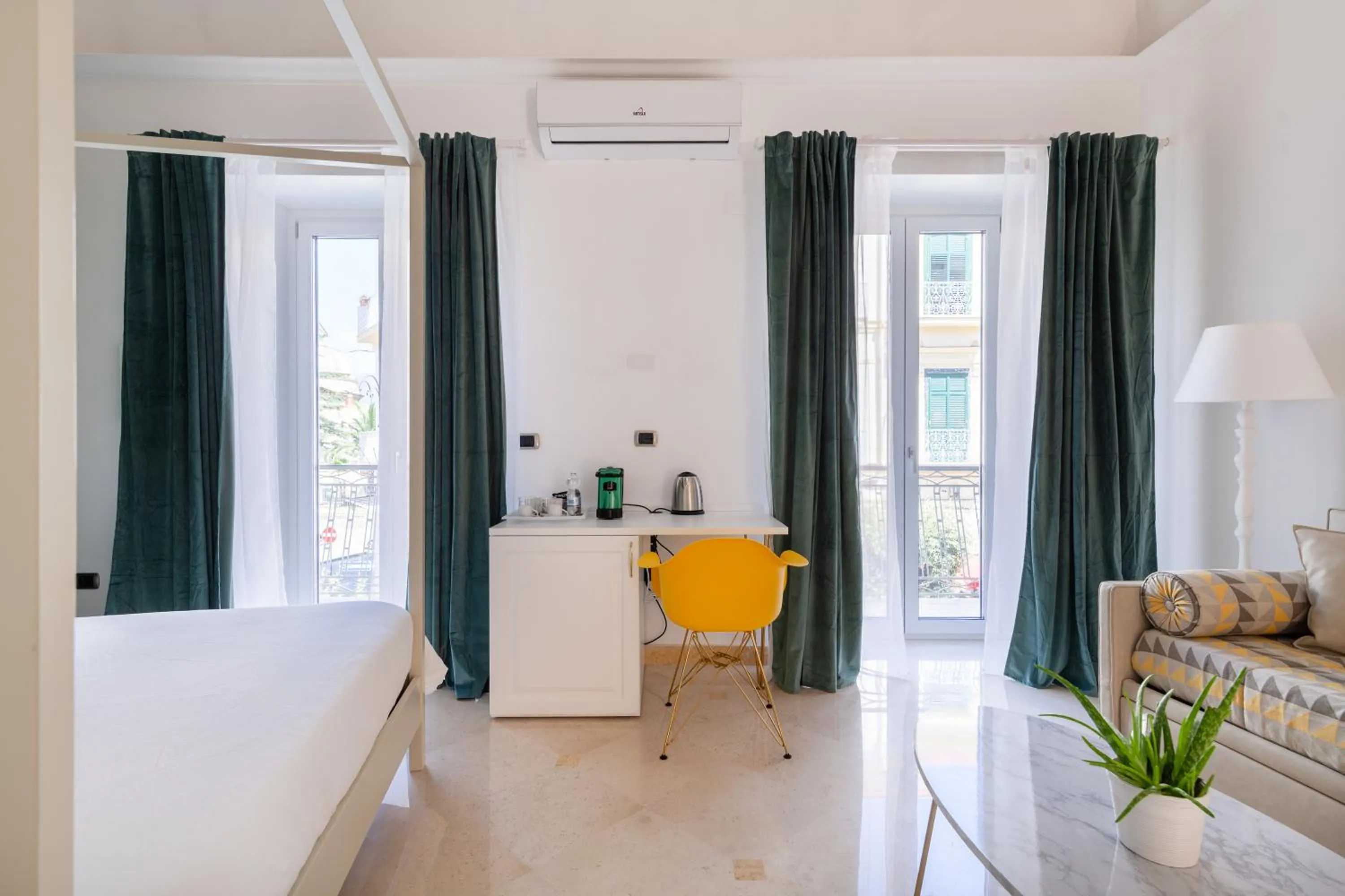 Seating area in Pompei Plaza