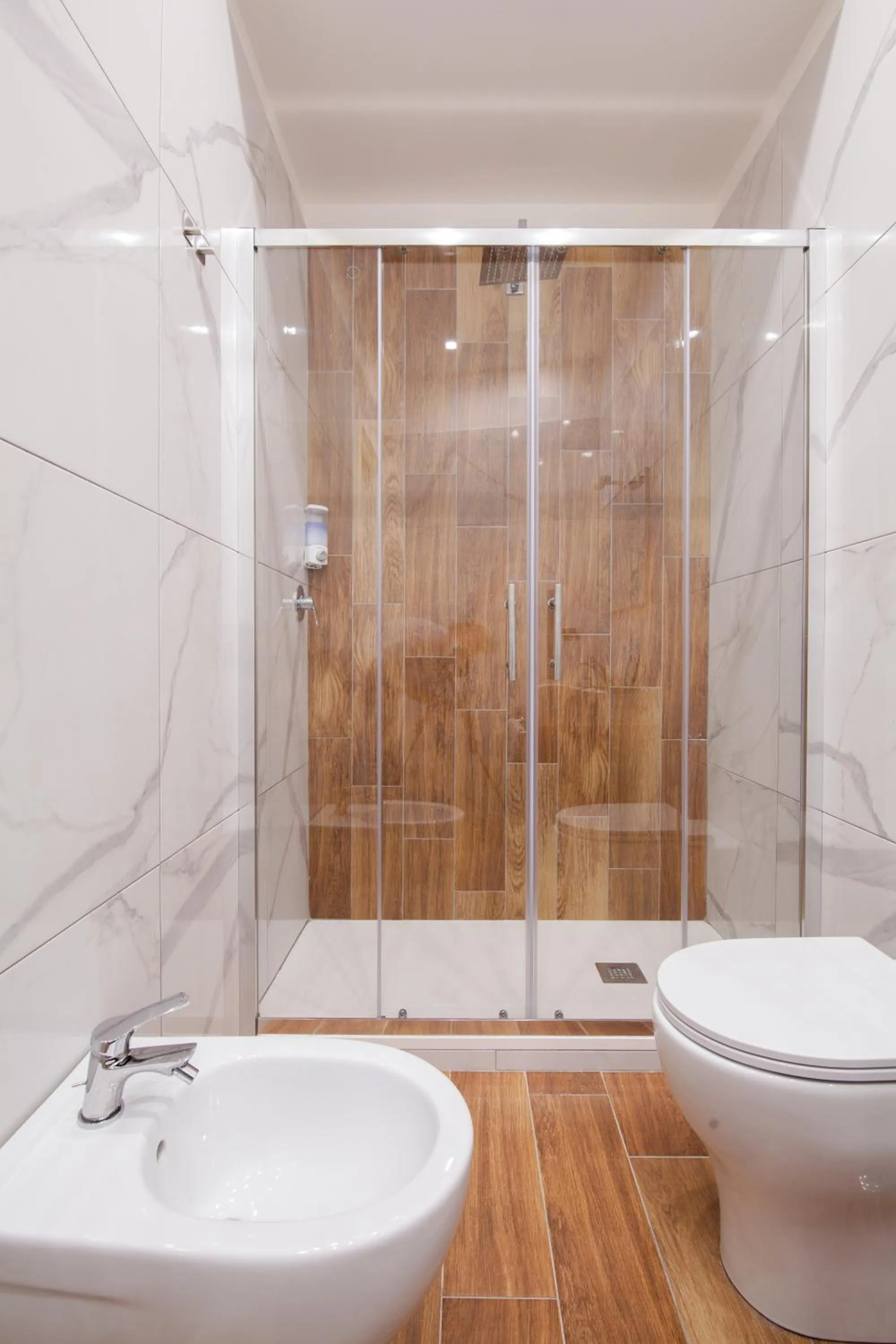 Bathroom in Pompei Plaza