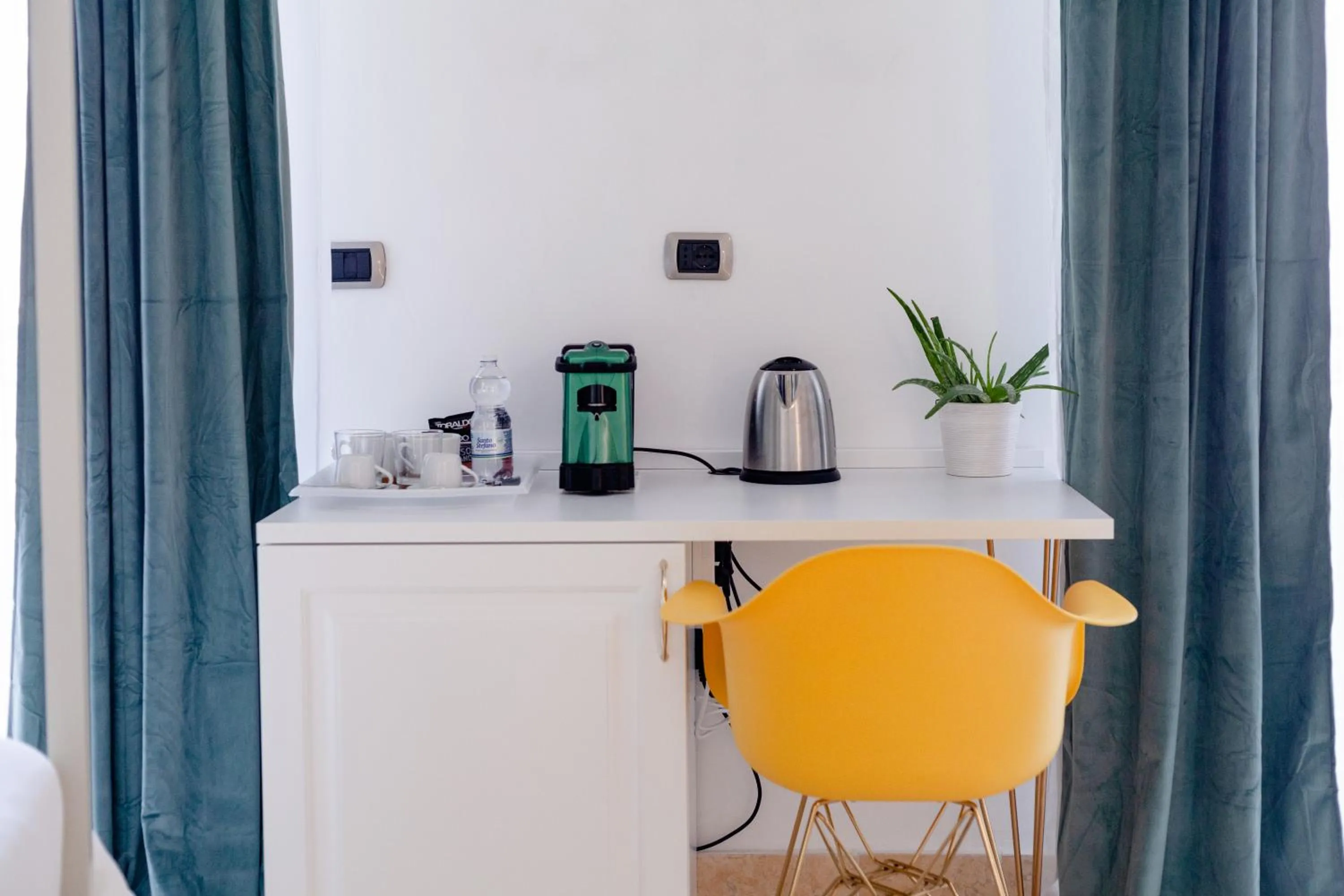 Coffee/tea facilities in Pompei Plaza