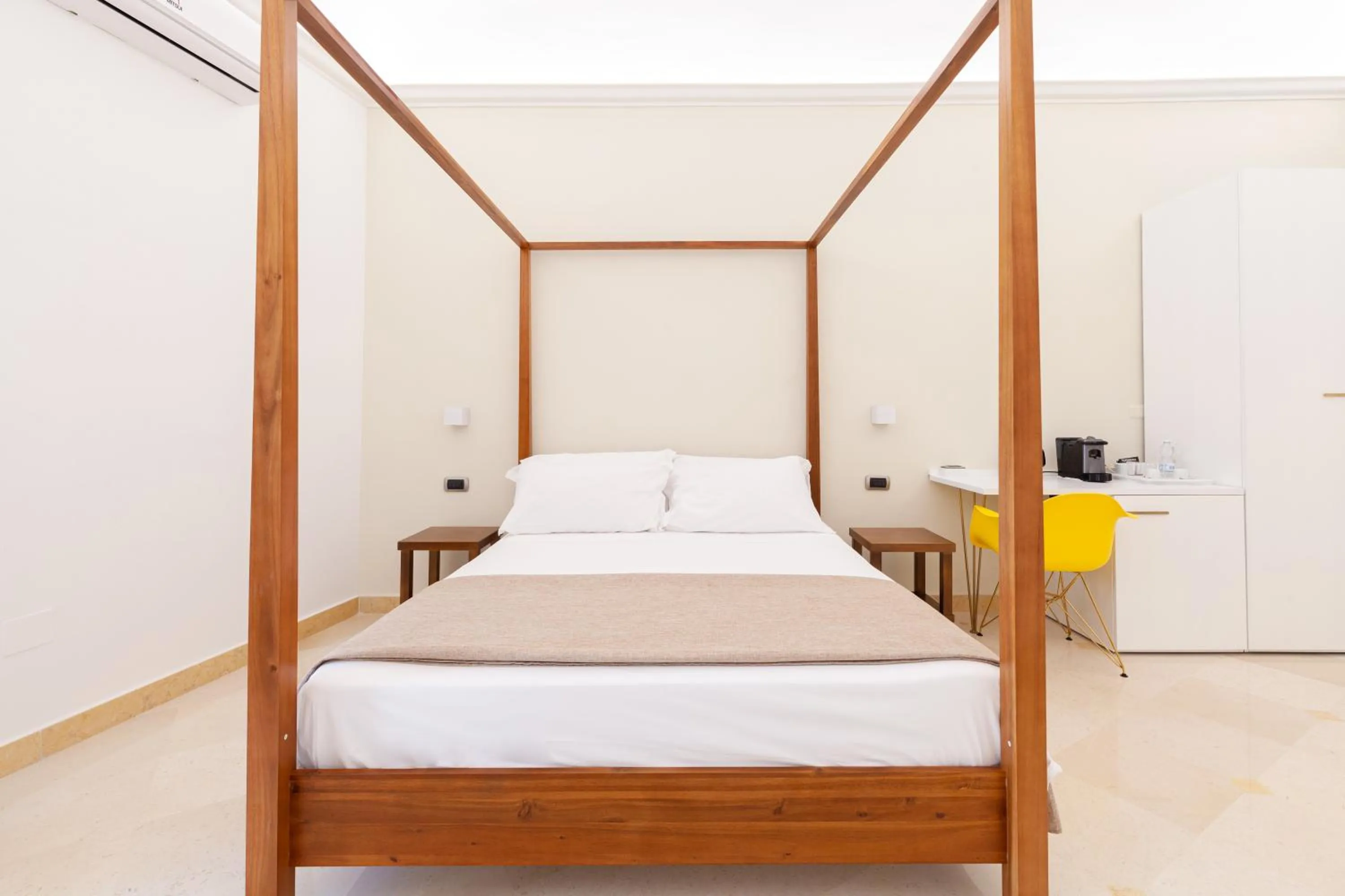 Bedroom, Bed in Pompei Plaza