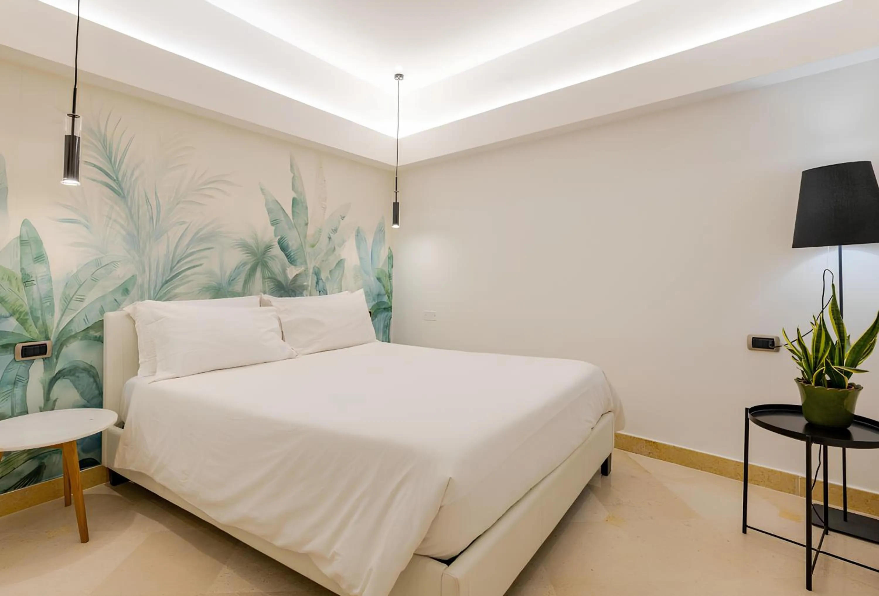 Photo of the whole room, Bed in Pompei Plaza