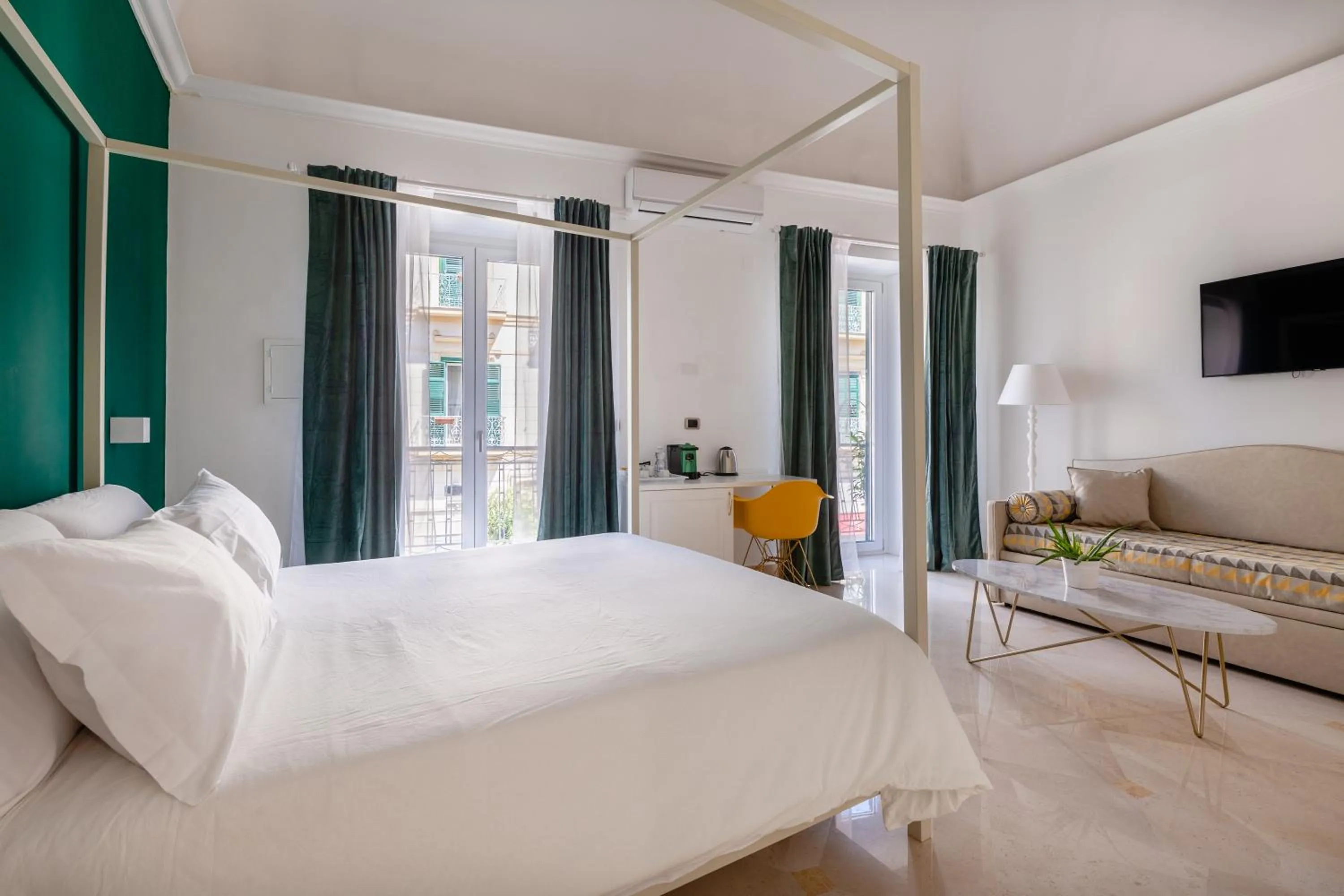 Photo of the whole room, Bed in Pompei Plaza