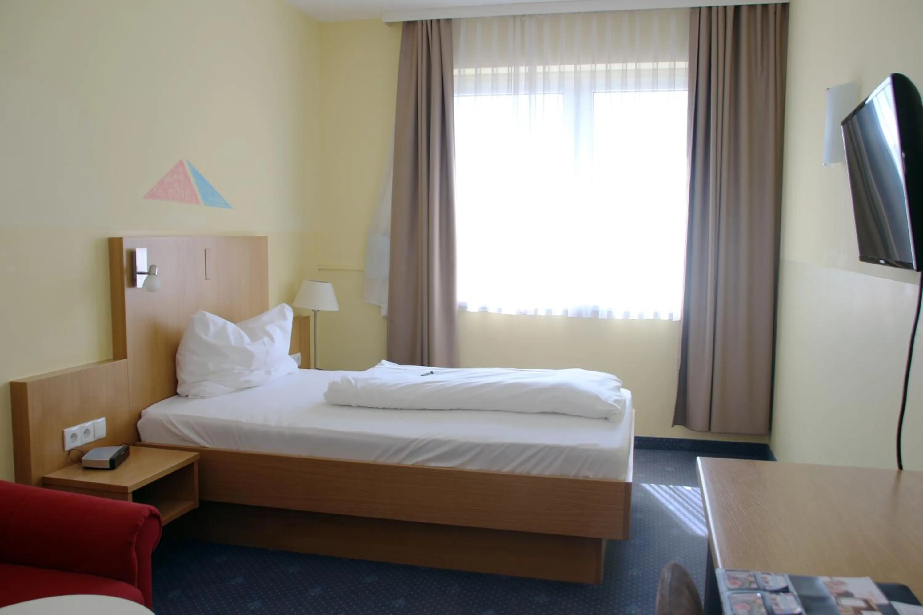 Photo of the whole room, Bed in NOVAPARK Flugzeughotel Graz