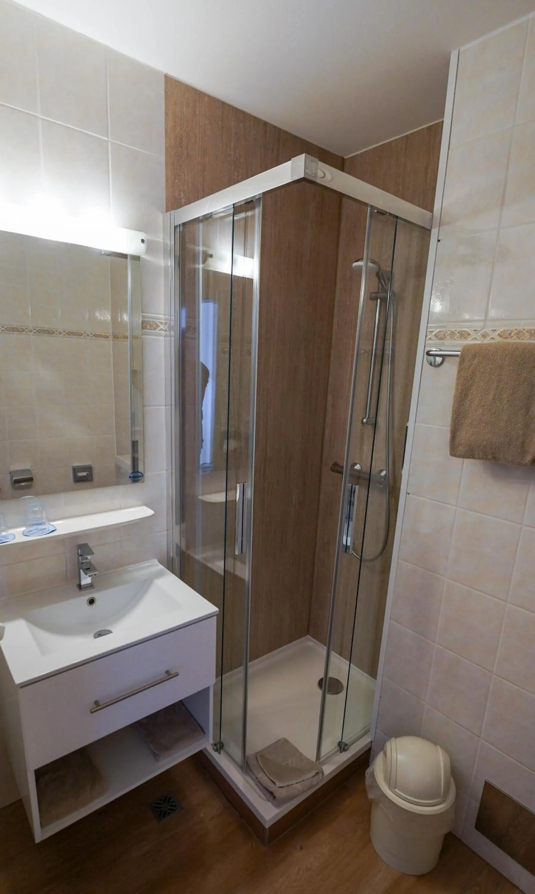 Shower in NOVAPARK Flugzeughotel Graz