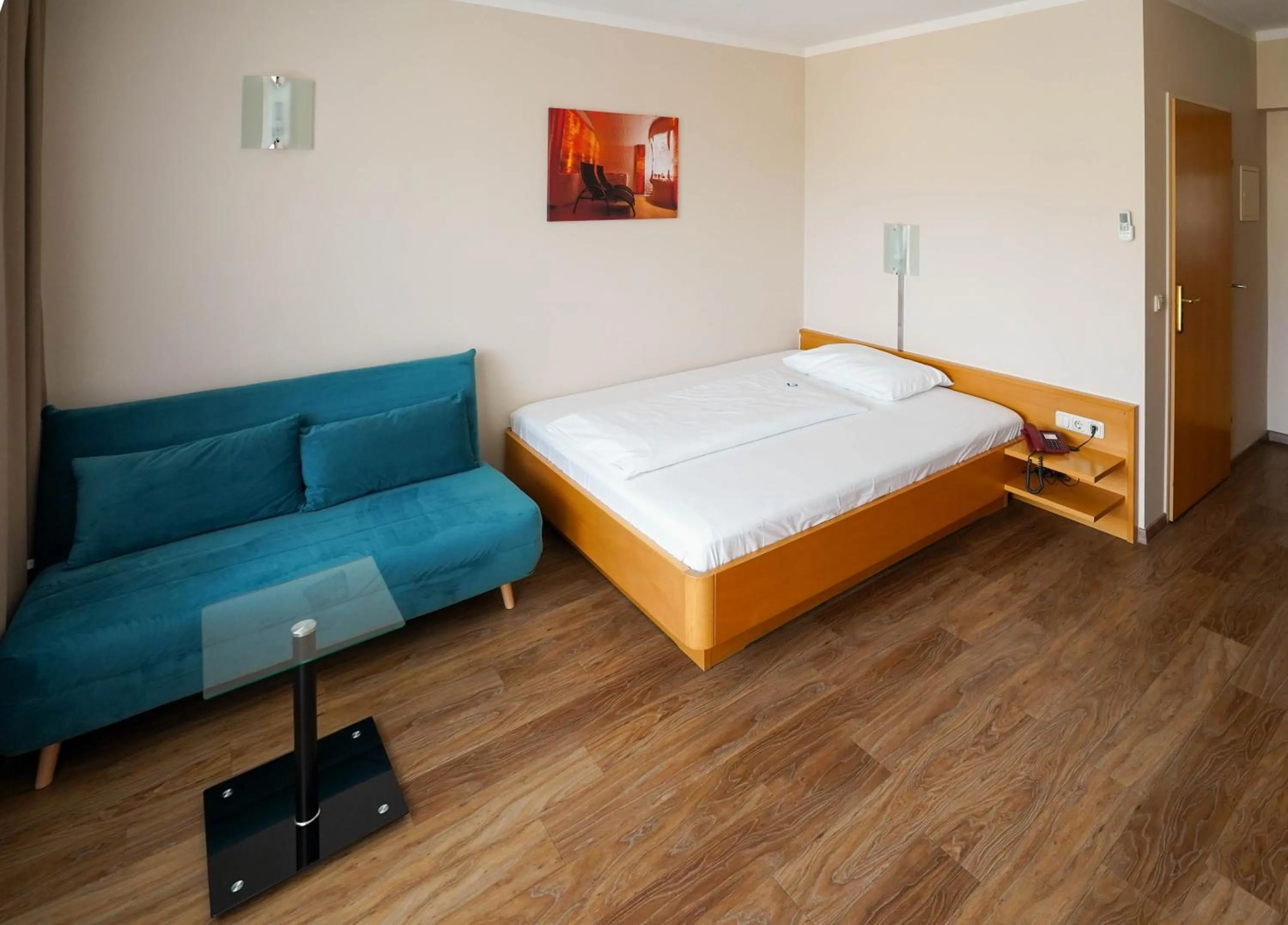 Photo of the whole room, Bed in NOVAPARK Flugzeughotel Graz