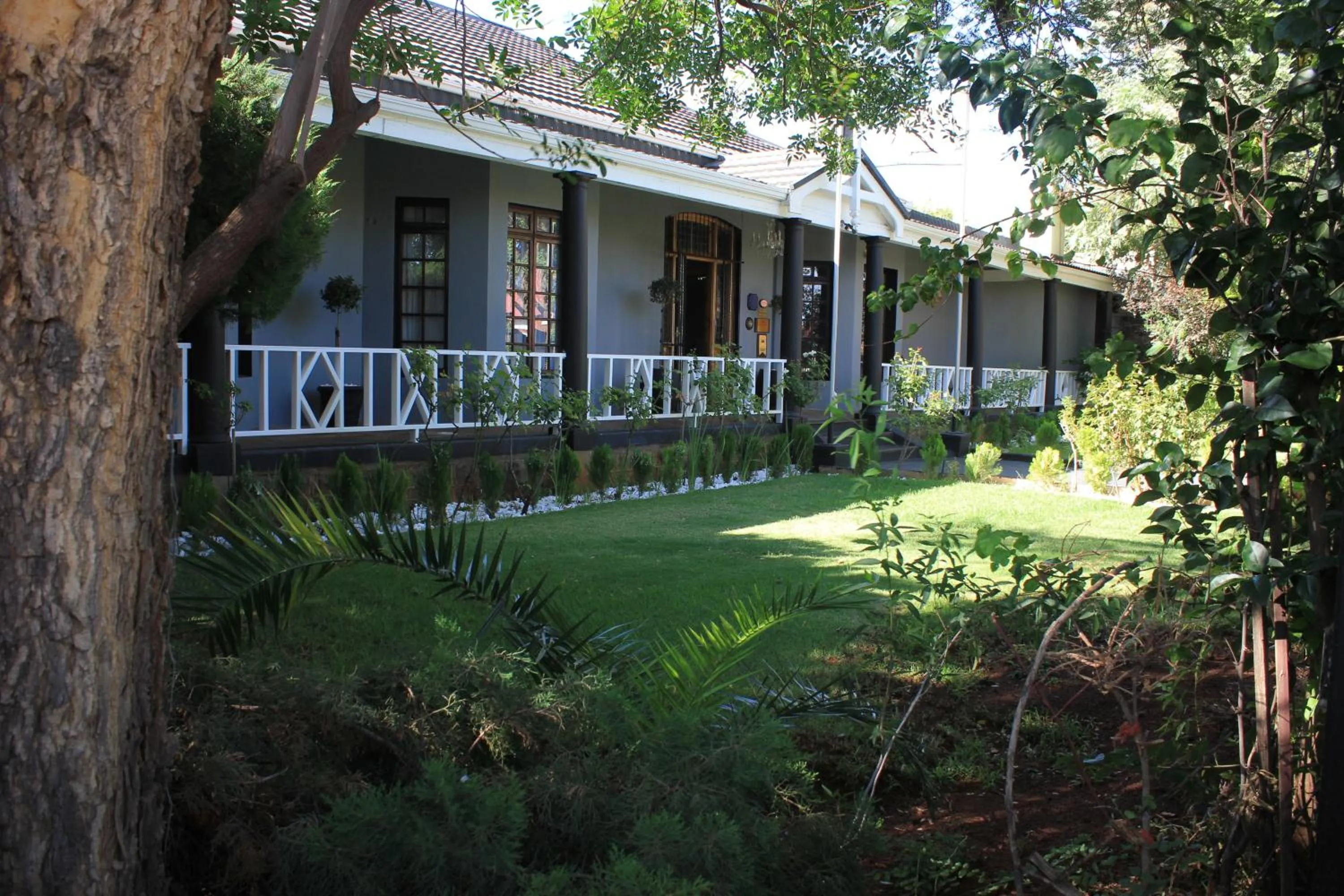 Facade/entrance in Halfway House Hotel