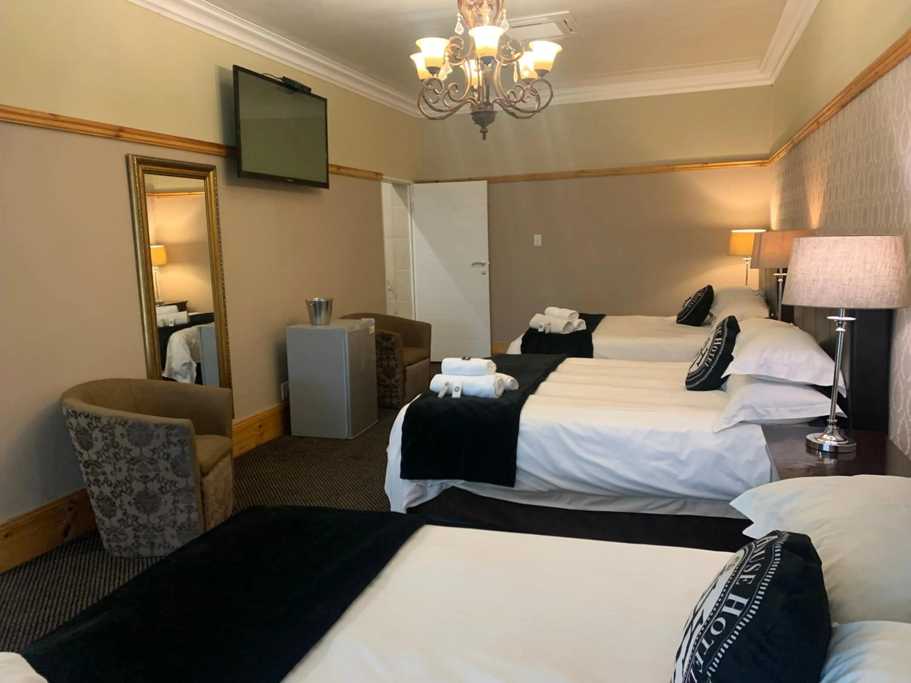 TV and multimedia in Halfway House Hotel