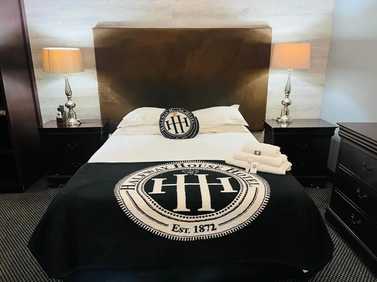 Photo of the whole room, Bed in Halfway House Hotel