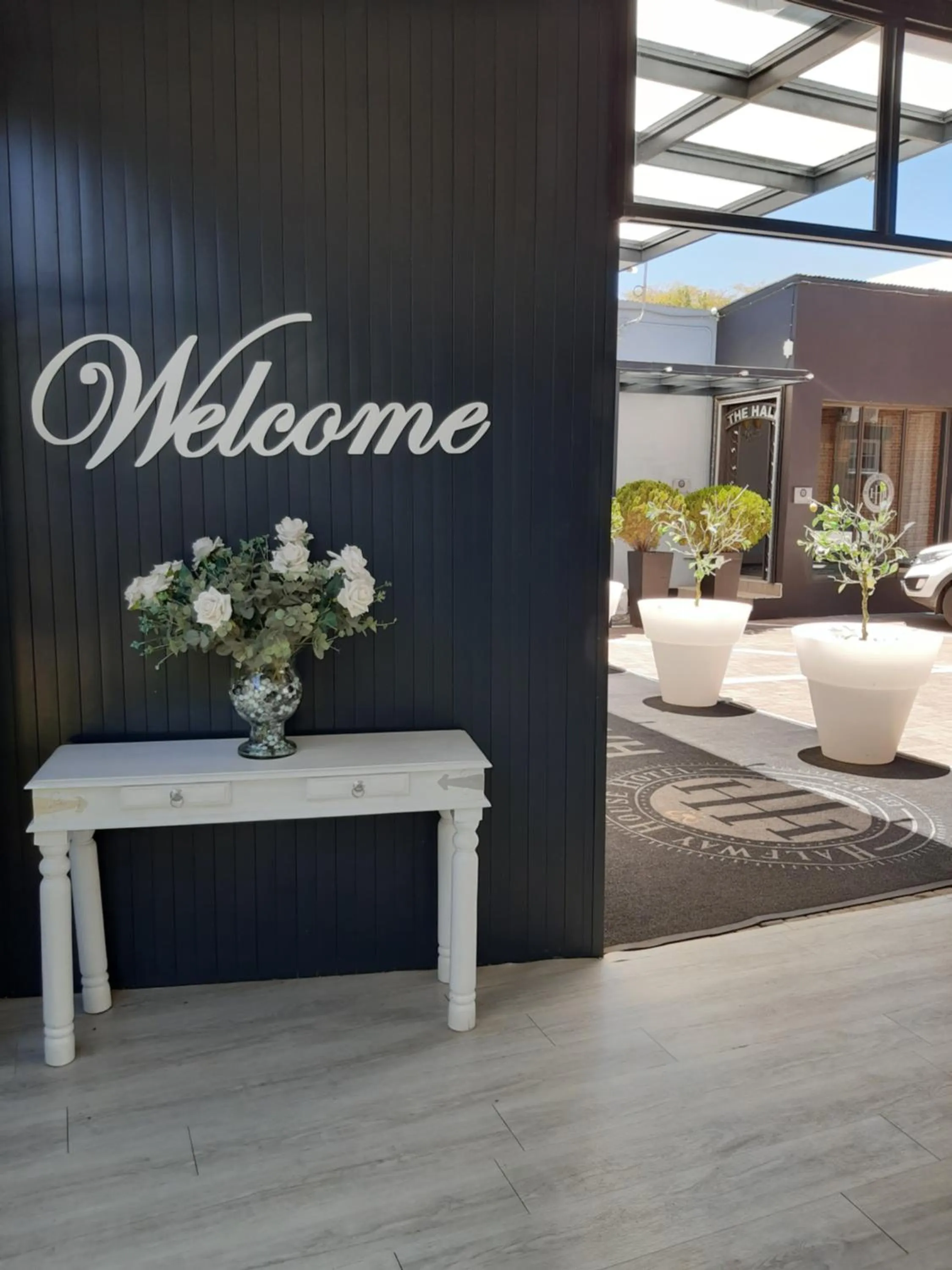 Facade/entrance in Halfway House Hotel