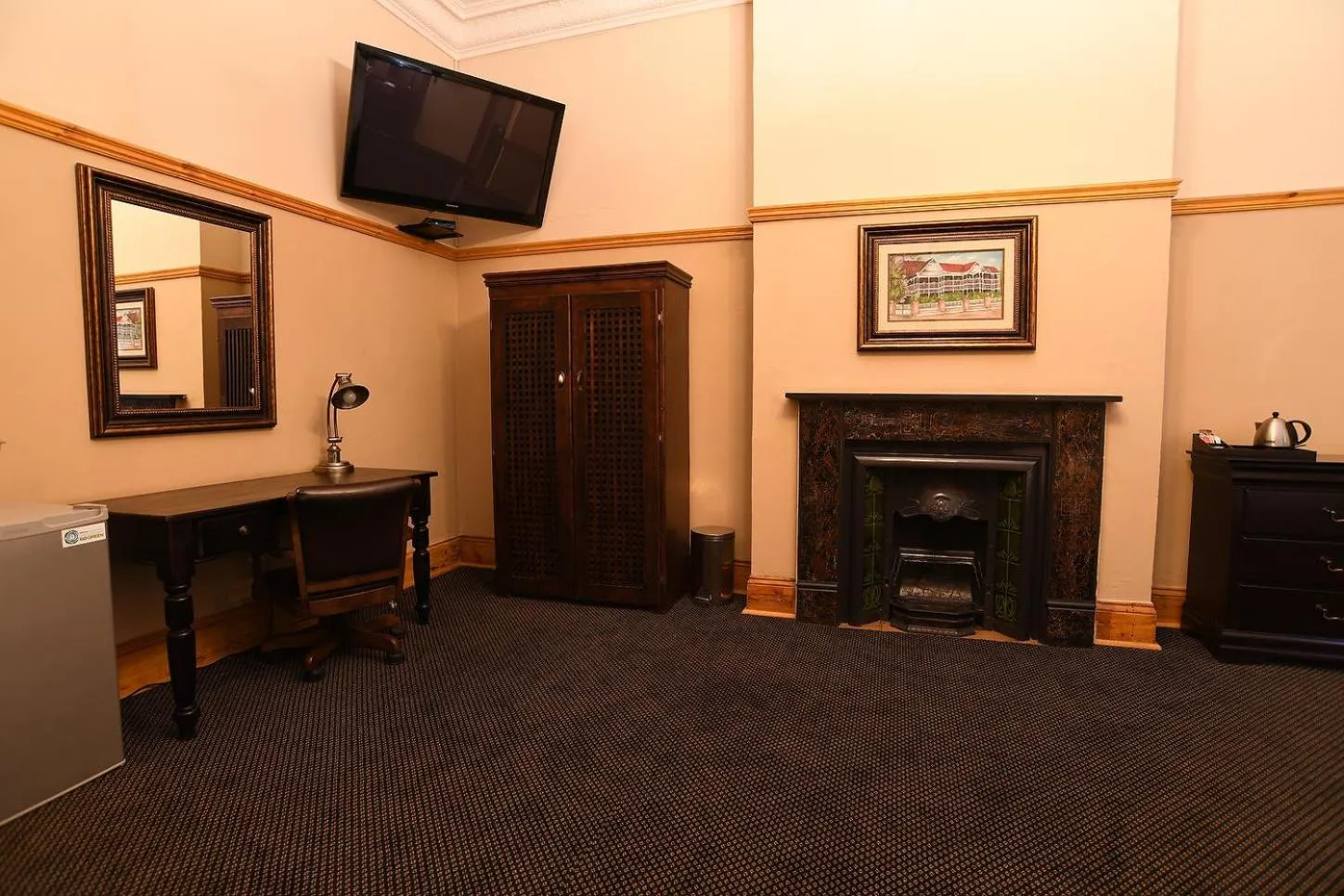 TV and multimedia in Halfway House Hotel