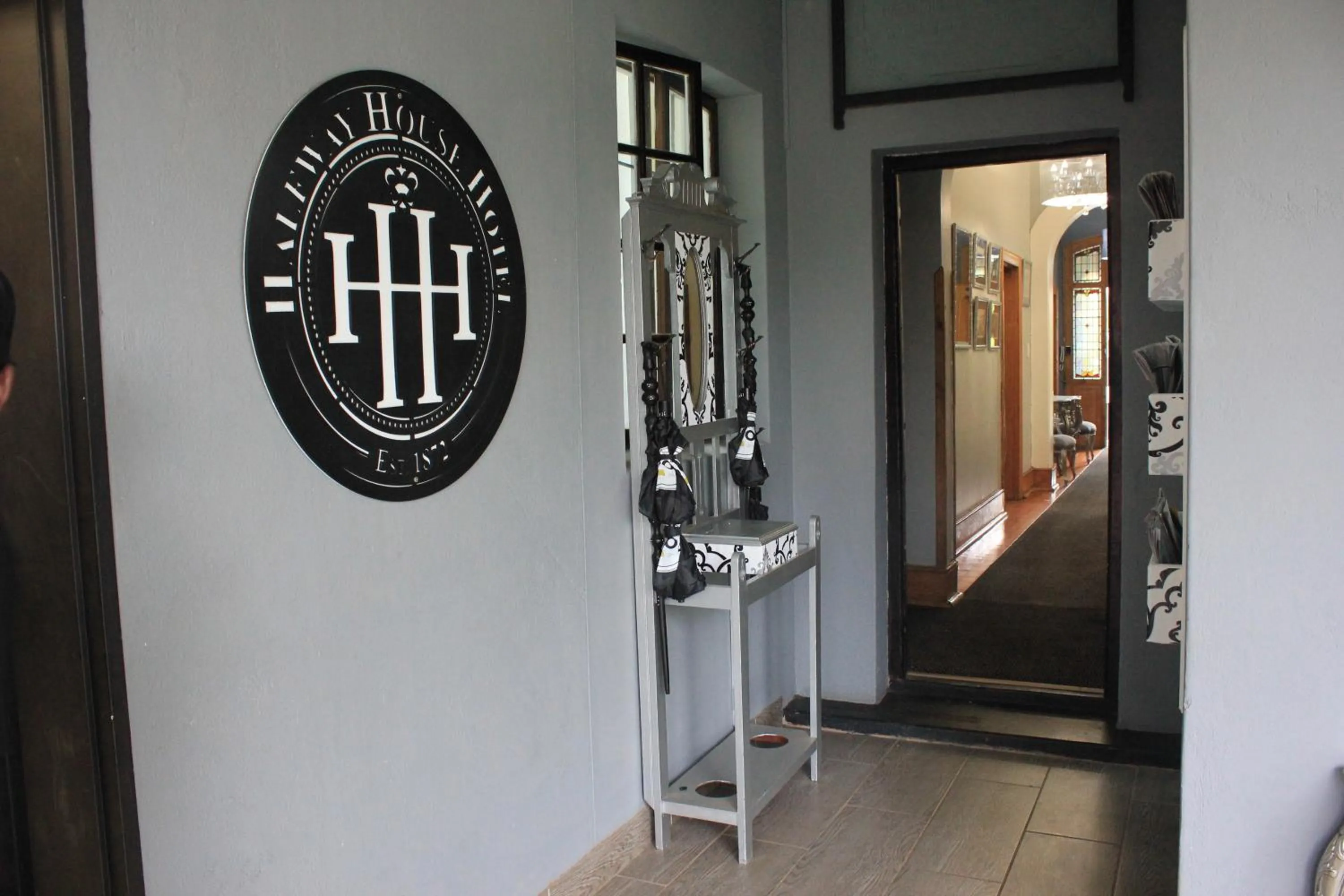 Facade/entrance in Halfway House Hotel