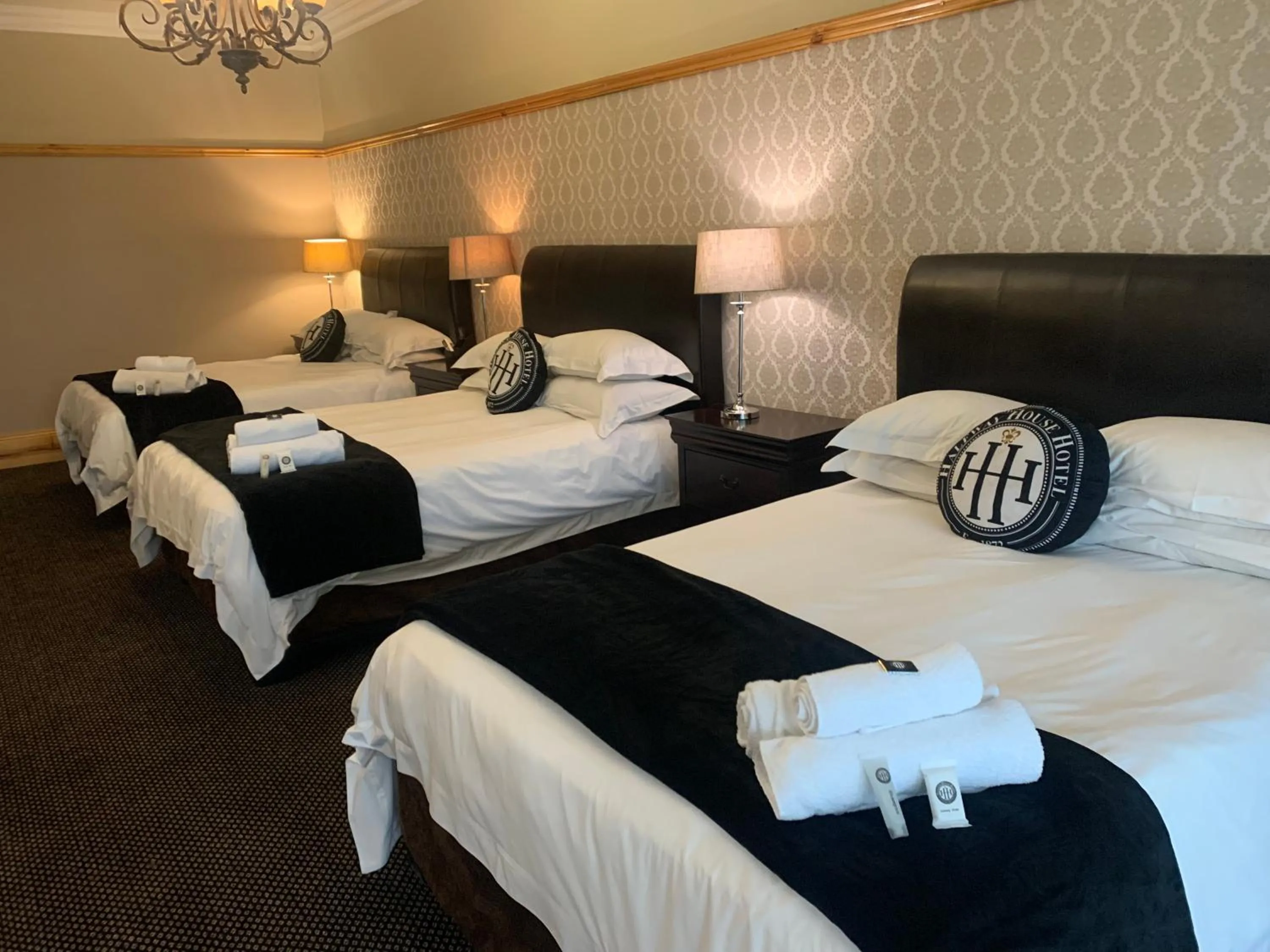 Photo of the whole room in Halfway House Hotel