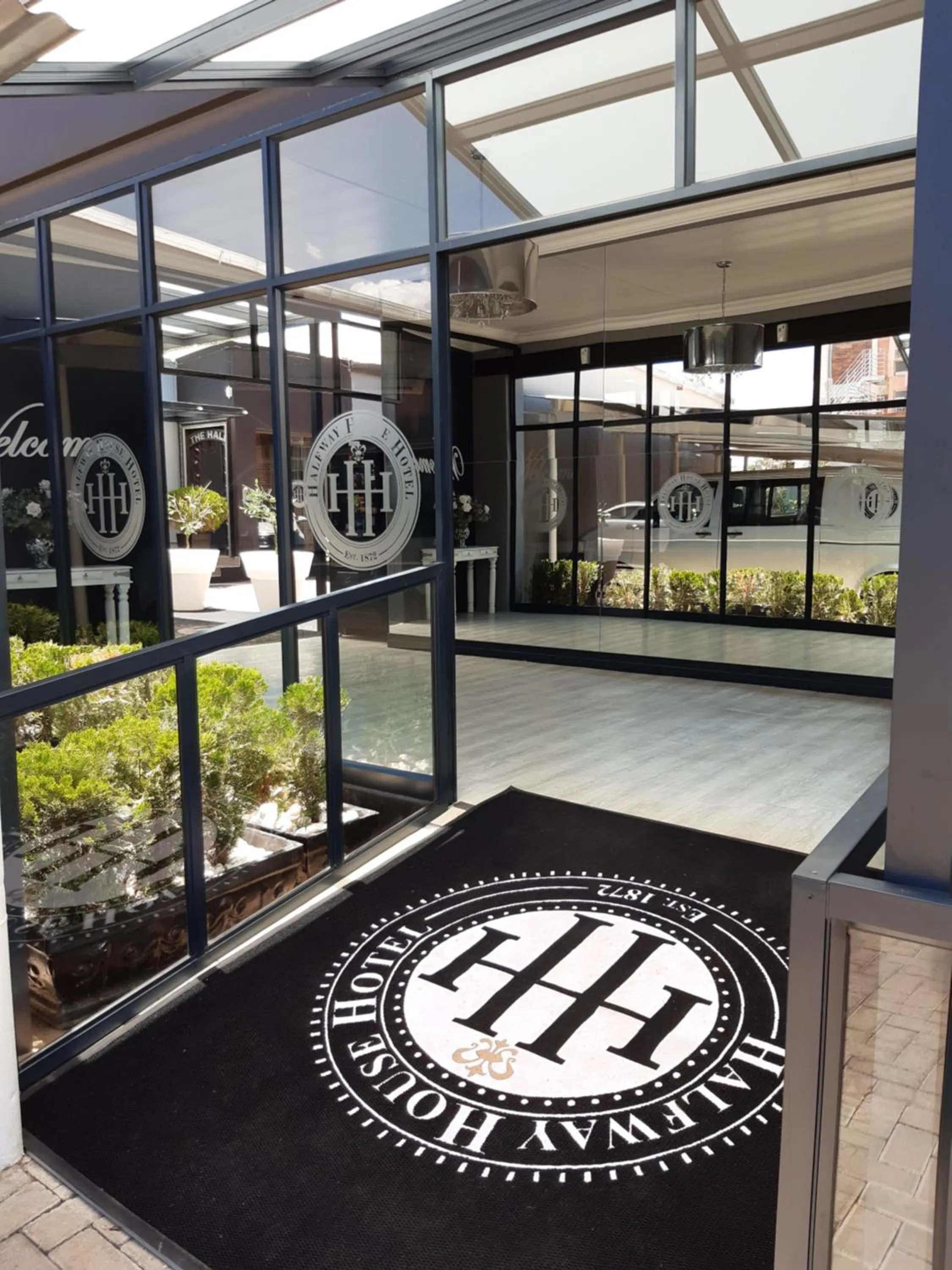 Facade/entrance in Halfway House Hotel