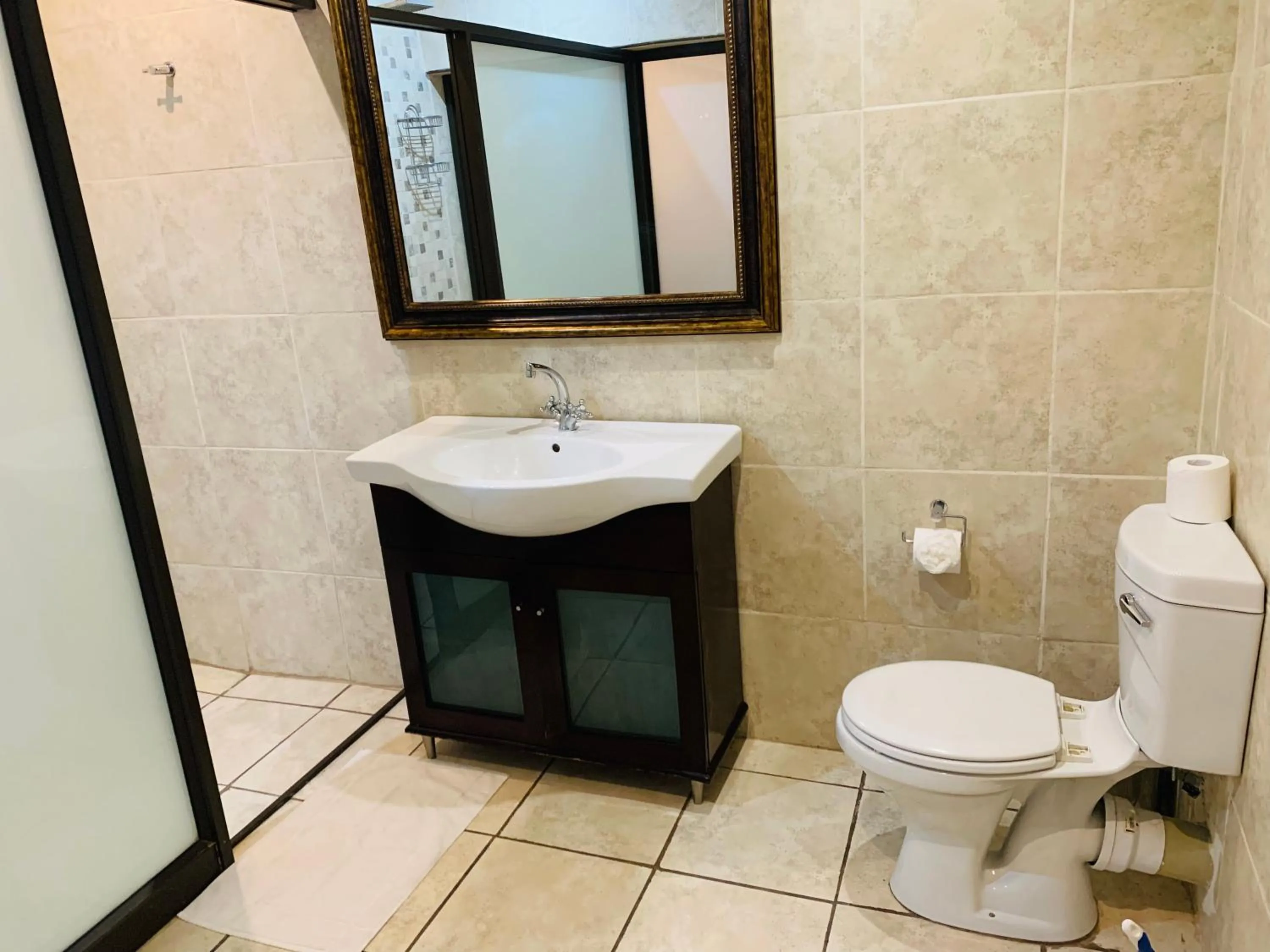 Toilet in Halfway House Hotel