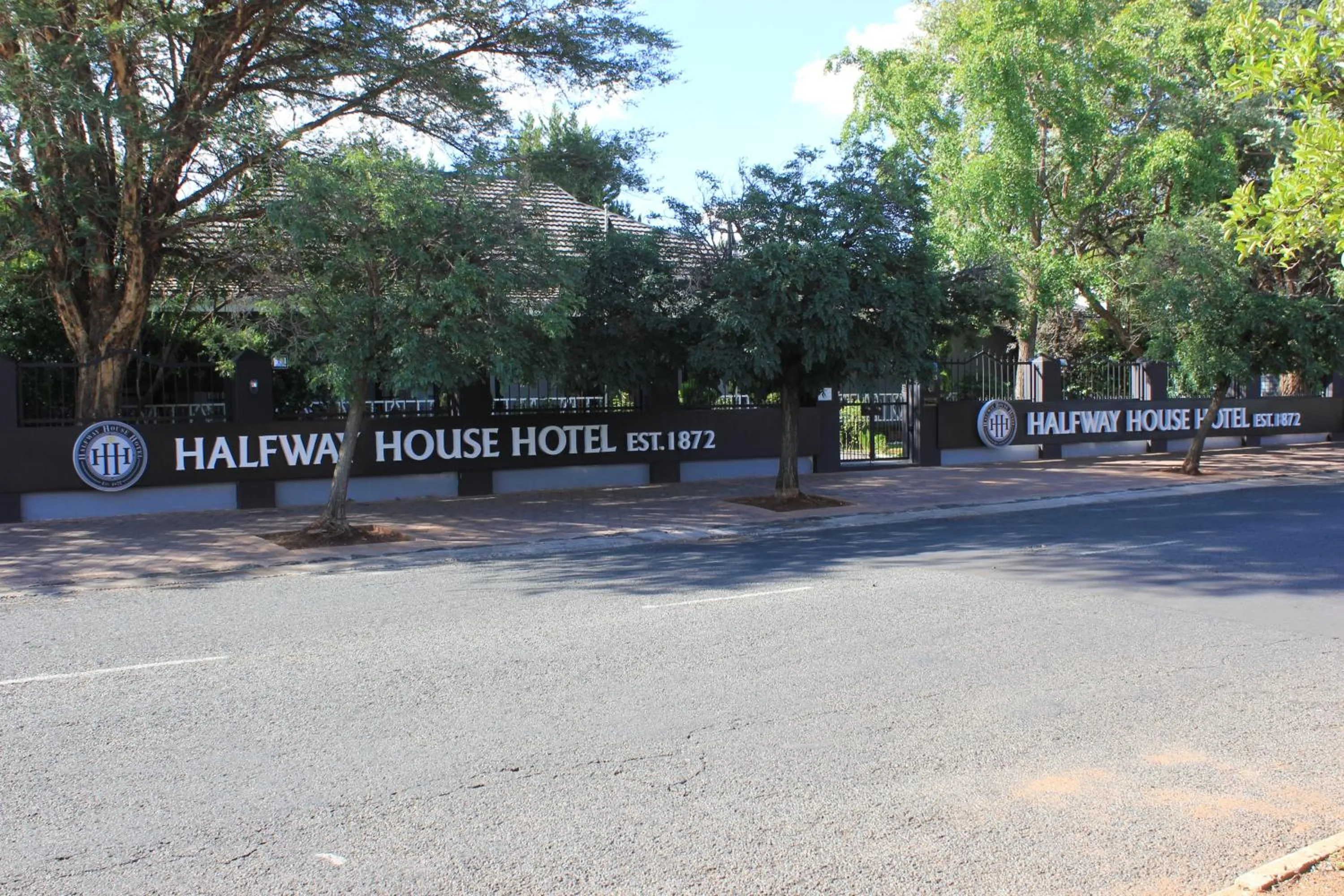 Facade/entrance in Halfway House Hotel