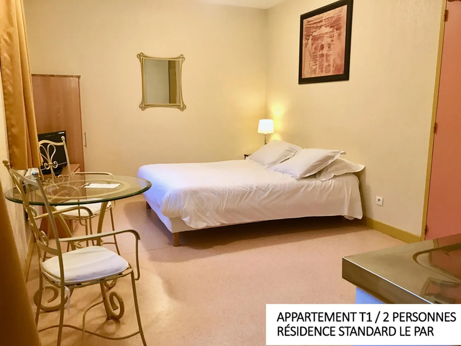 Bed in Coin d'Aubrac Hôtel Restaurant SPA de luxe