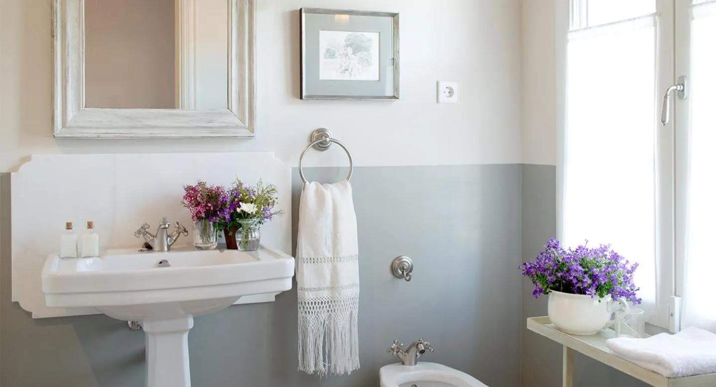 Bathroom in La Casa de los Tomillares