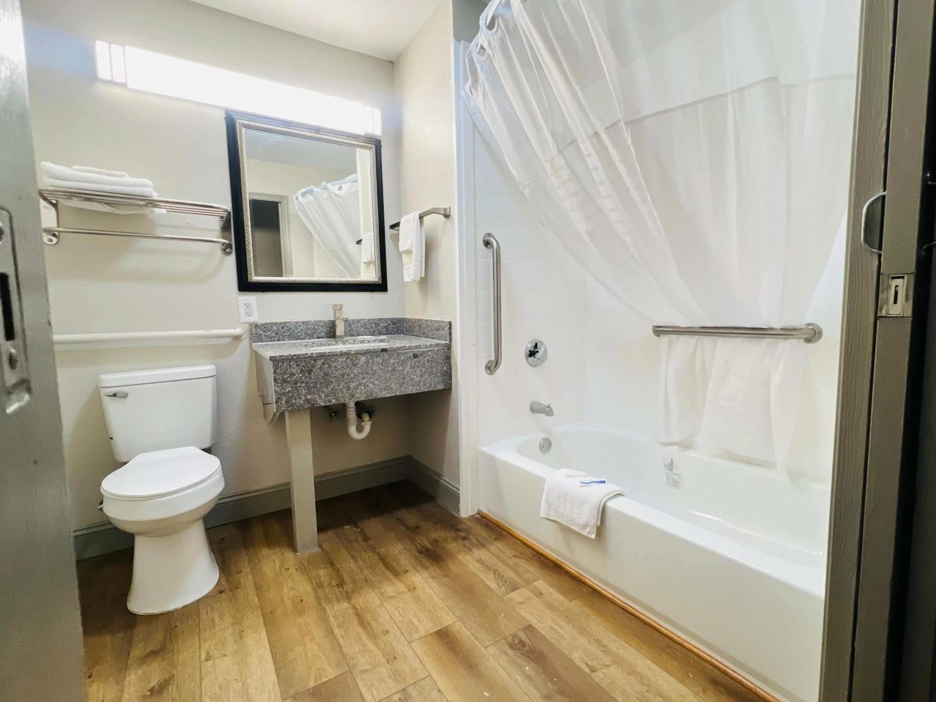 Bathroom in Rosewood Inn By OYO Union City I-69