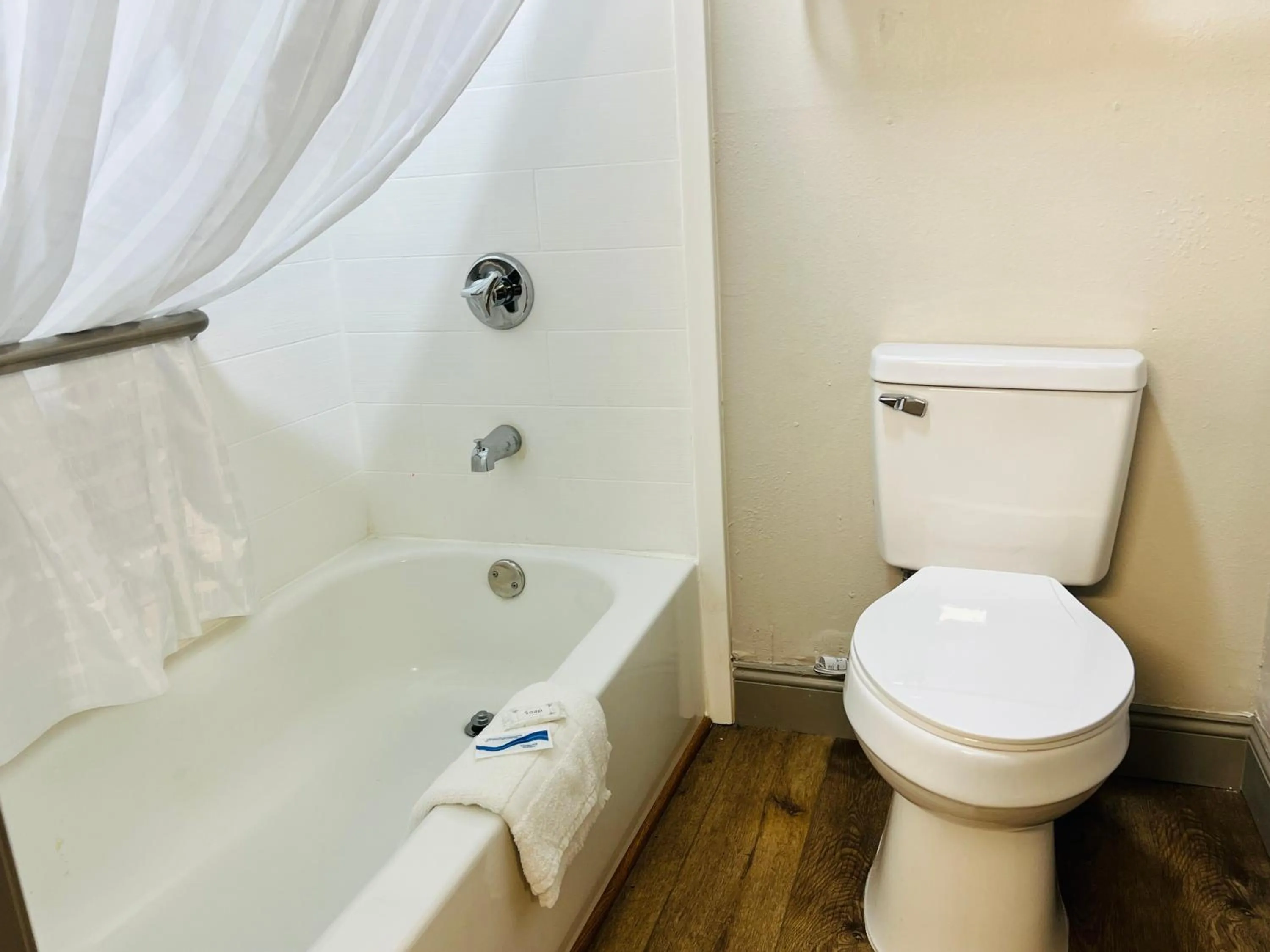 Bathroom in Rosewood Inn By OYO Union City I-69