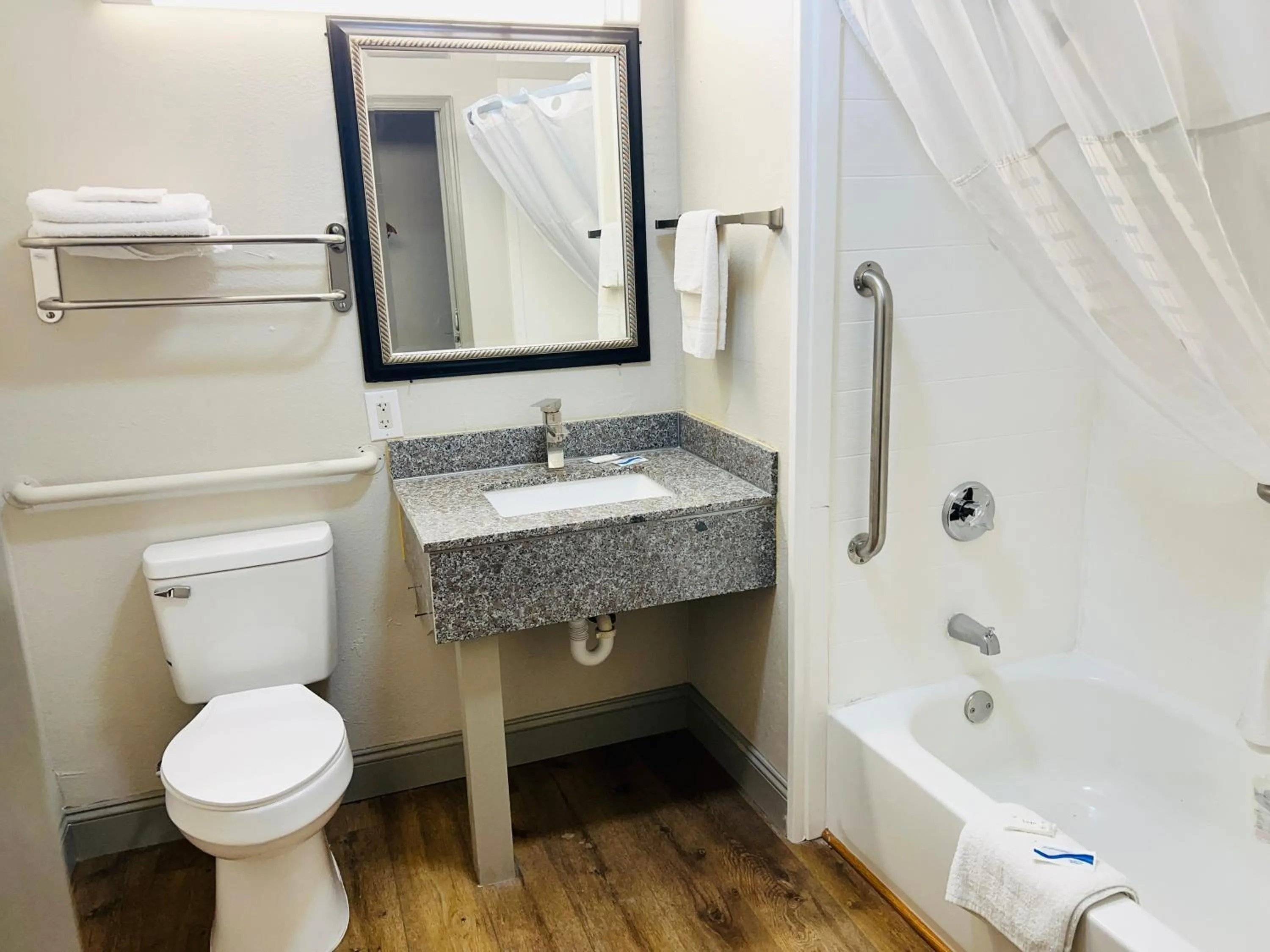 Bathroom in Rosewood Inn By OYO Union City I-69