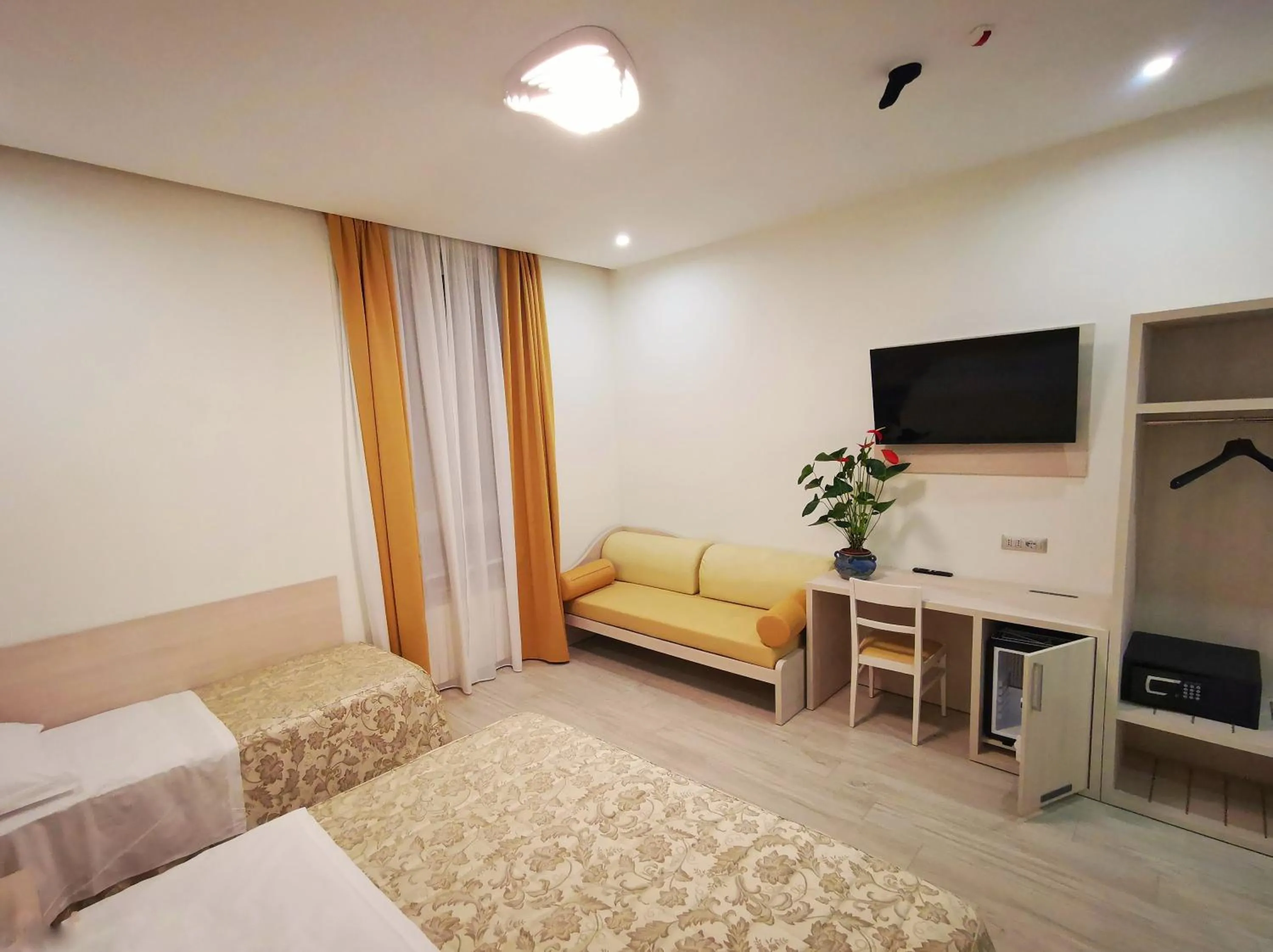 Bedroom, Bed in CSI Group - Hotel Metropoli