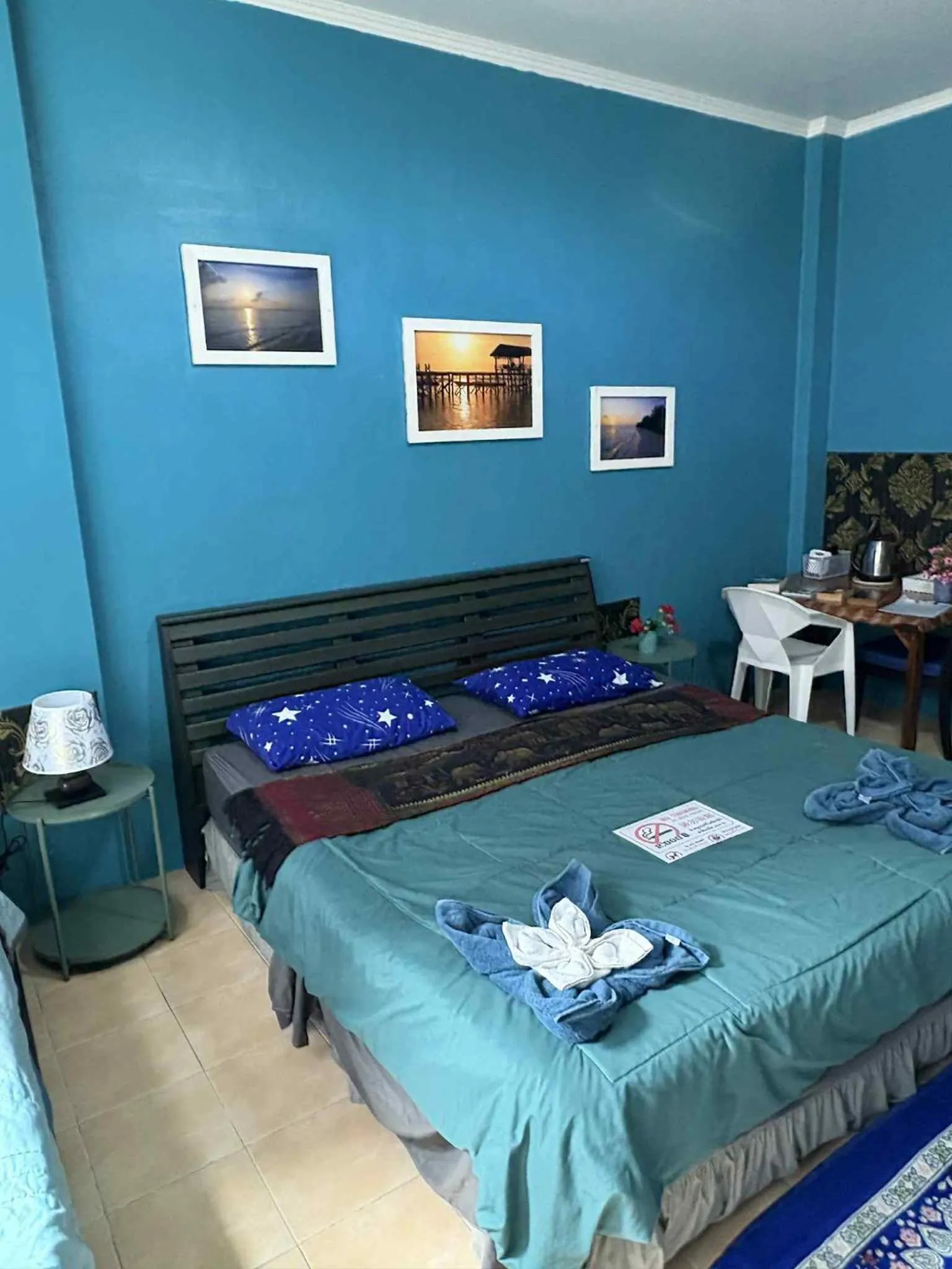 Bed in San Antonio Beach Guesthouse & Restaurant