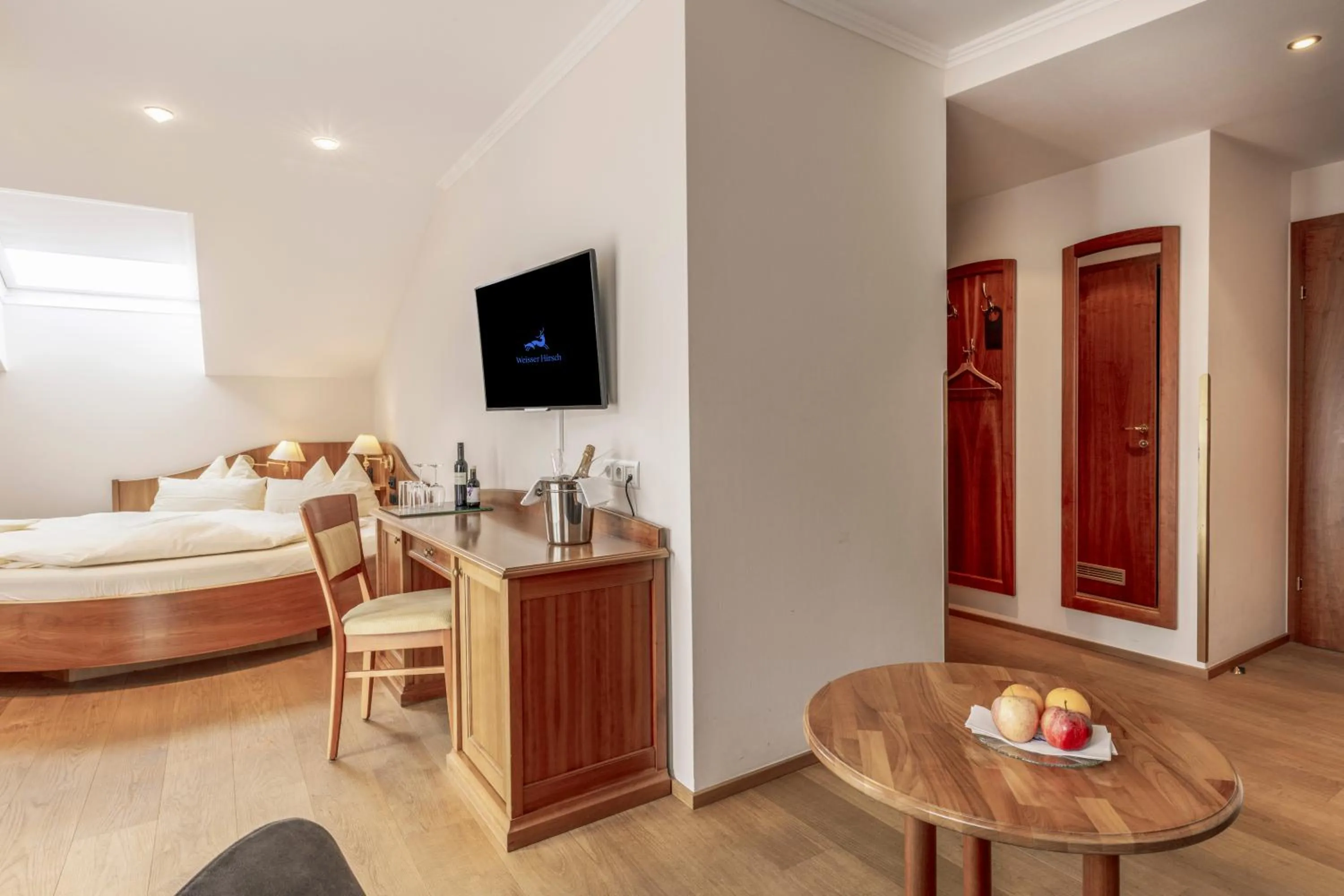 Photo of the whole room, Bed in Hotel Weisser Hirsch