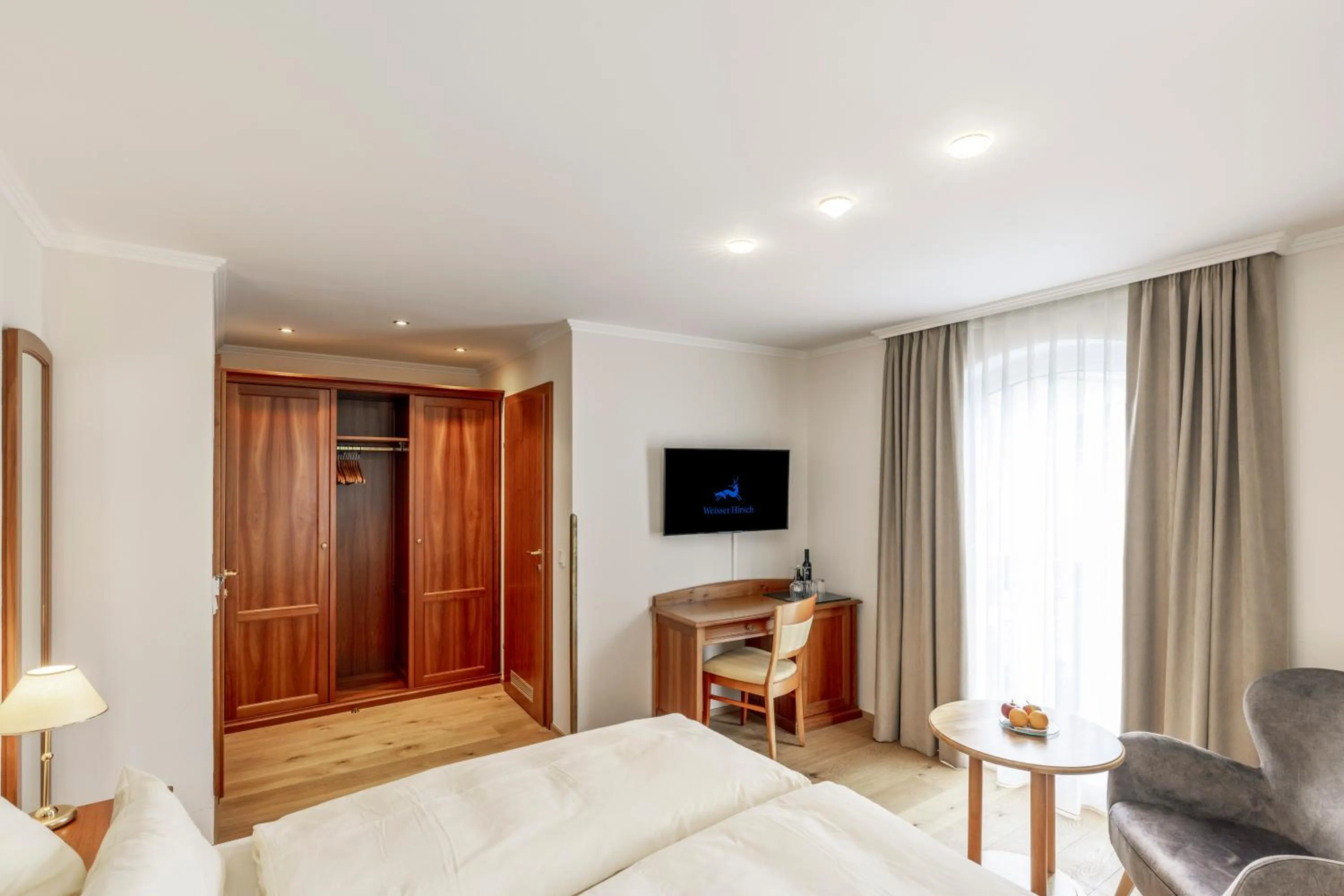 Photo of the whole room, Bed in Hotel Weisser Hirsch