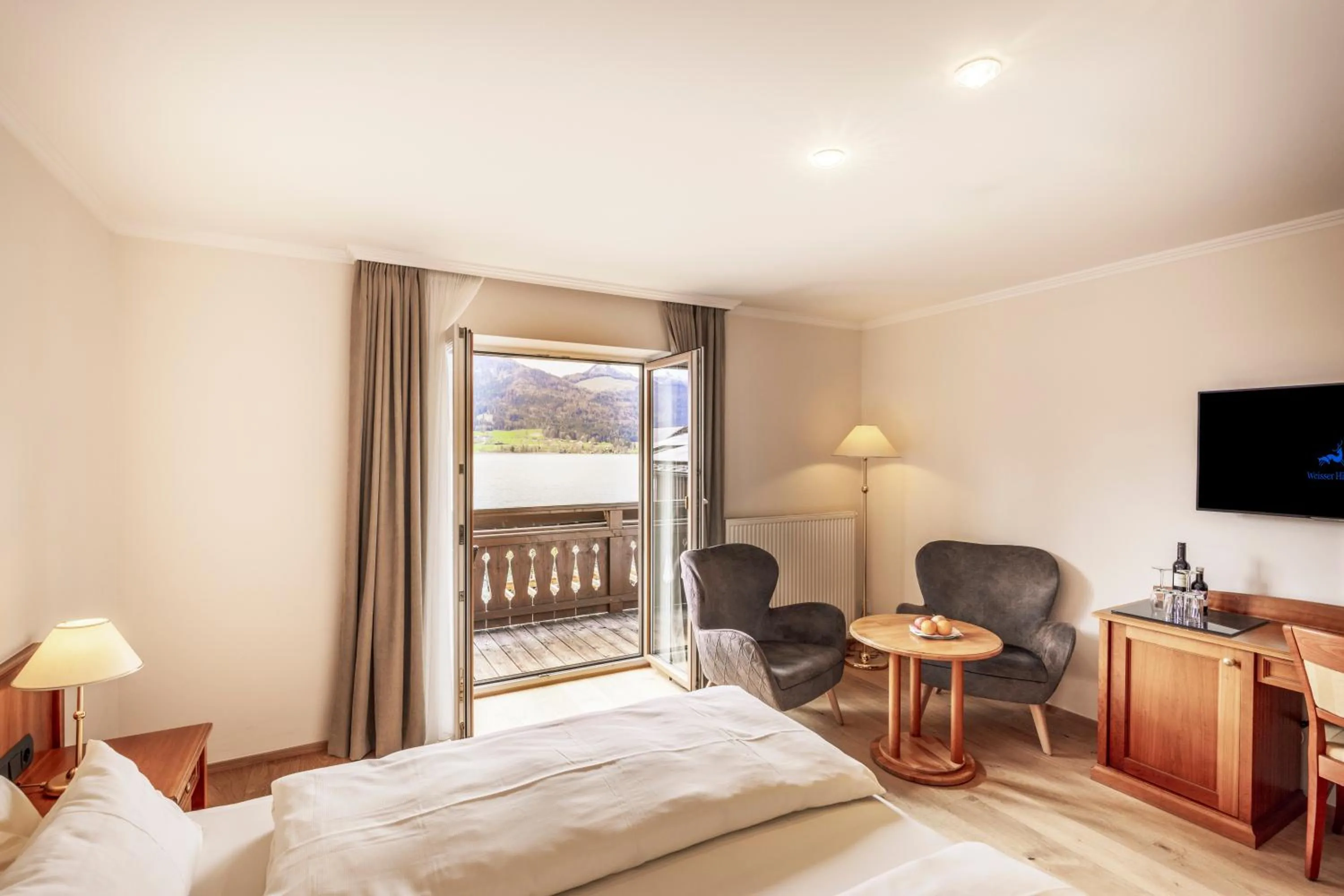 Photo of the whole room, Bed in Hotel Weisser Hirsch