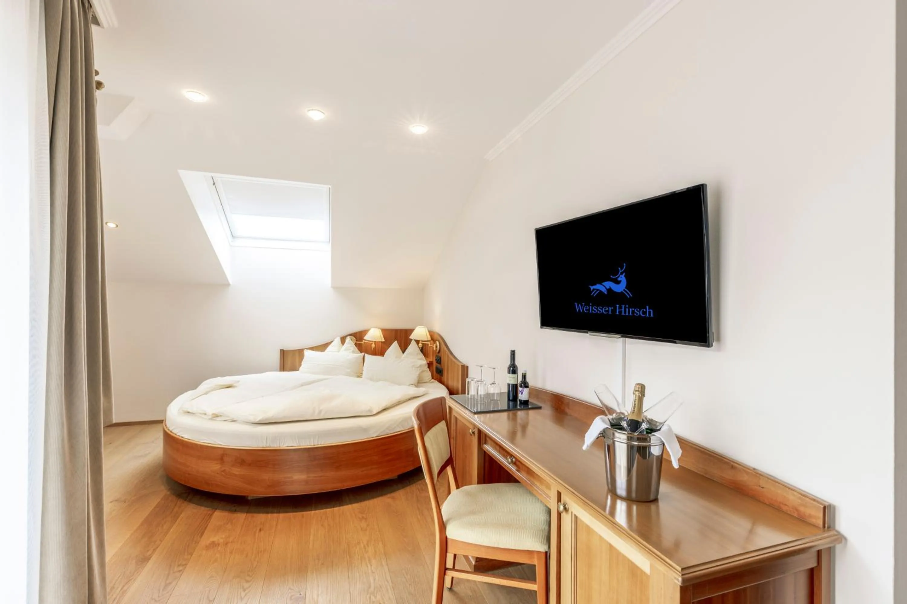 Photo of the whole room, Bed in Hotel Weisser Hirsch