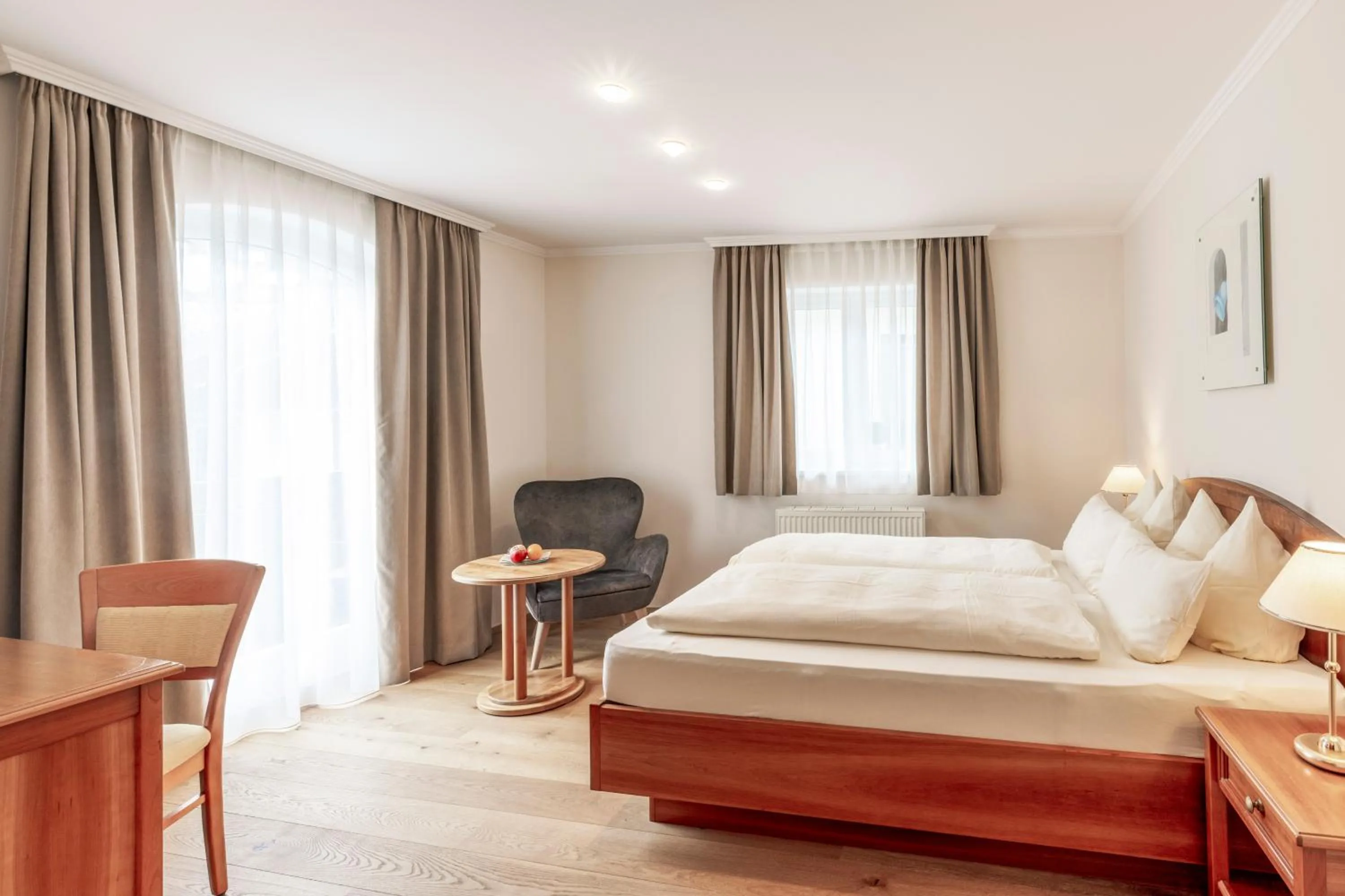 Photo of the whole room, Bed in Hotel Weisser Hirsch