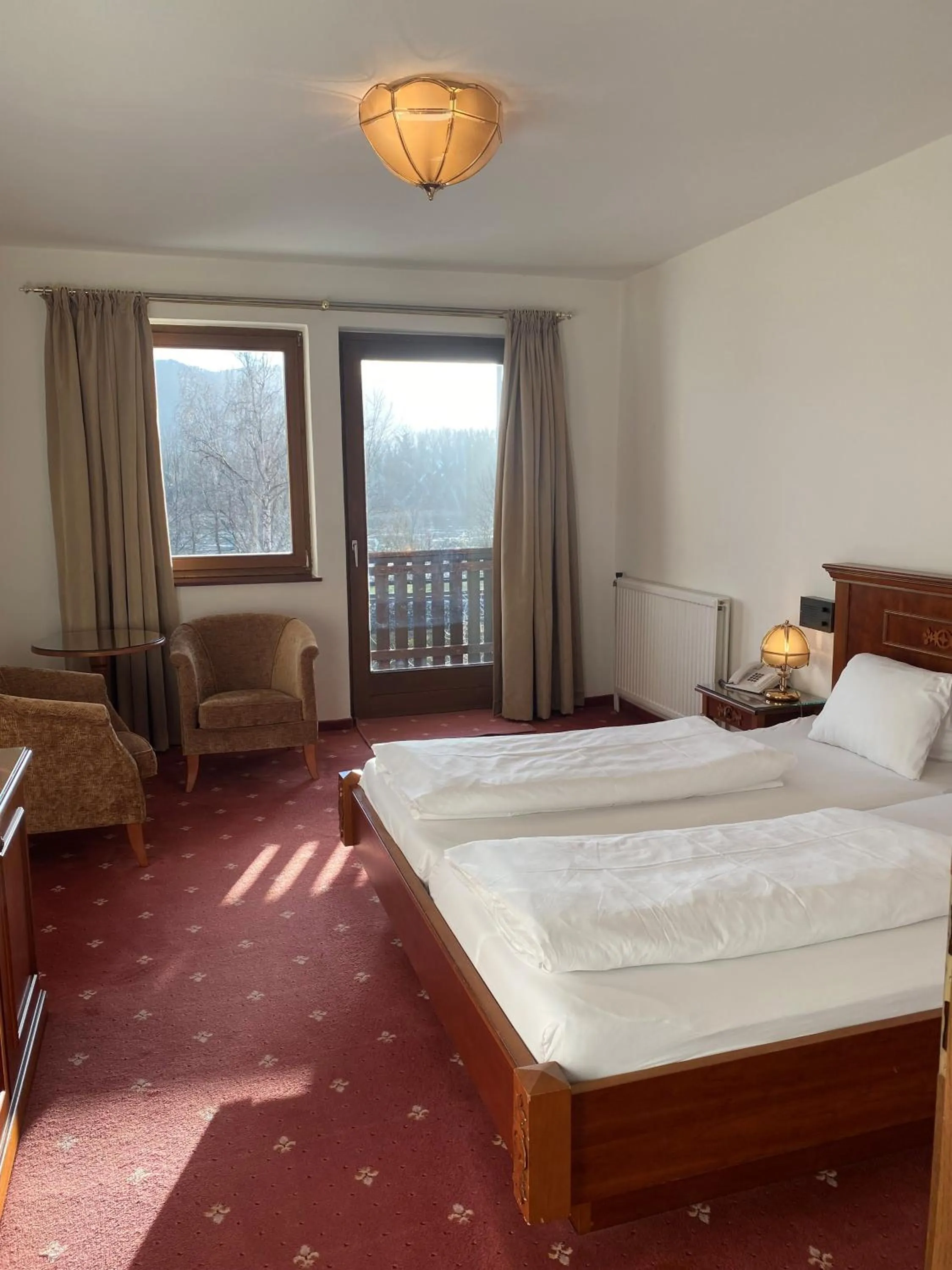 Photo of the whole room, Bed in Gartenhotel & Weingut Pfeffel Dürnstein