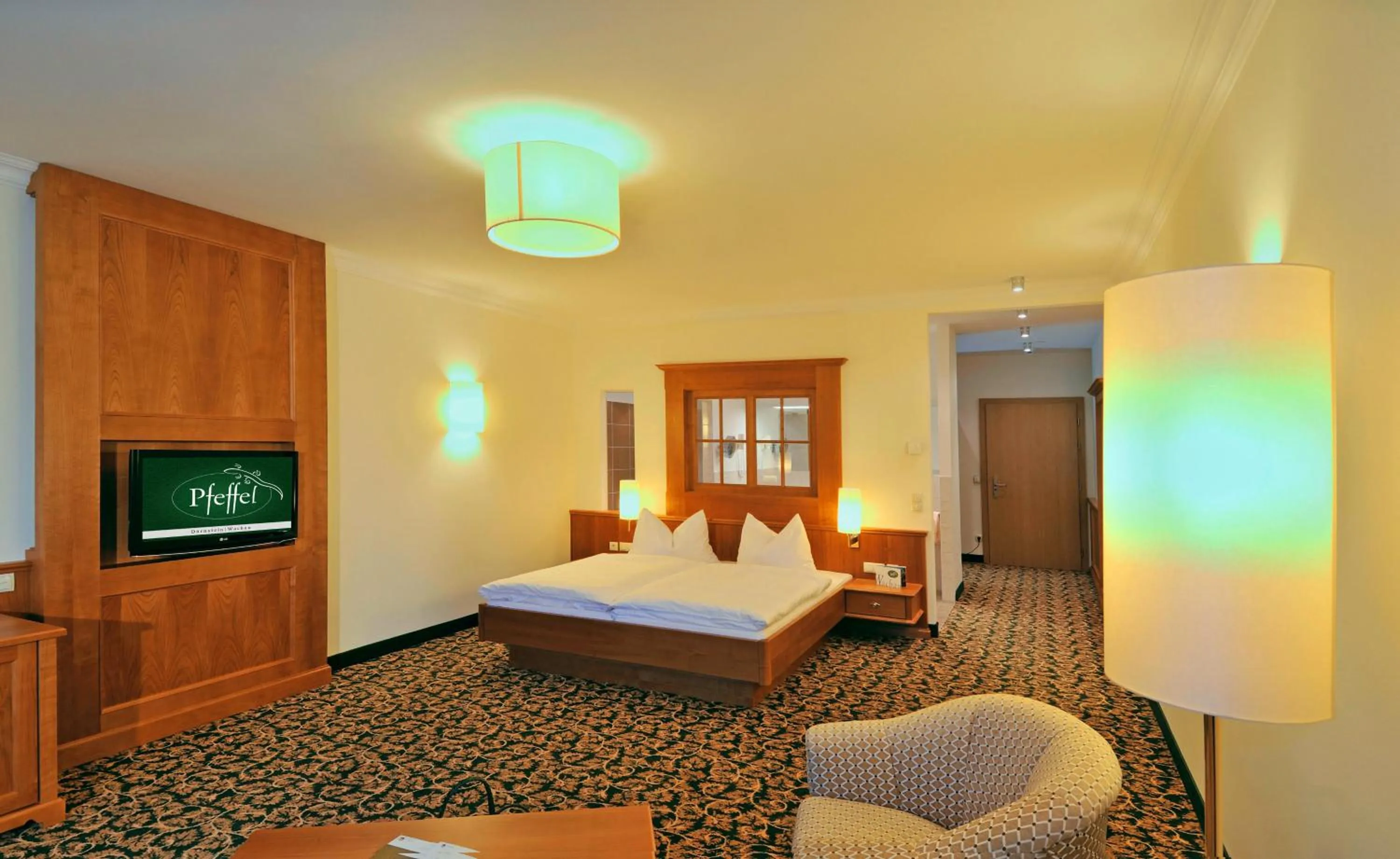 Photo of the whole room, Bed in Gartenhotel & Weingut Pfeffel Dürnstein