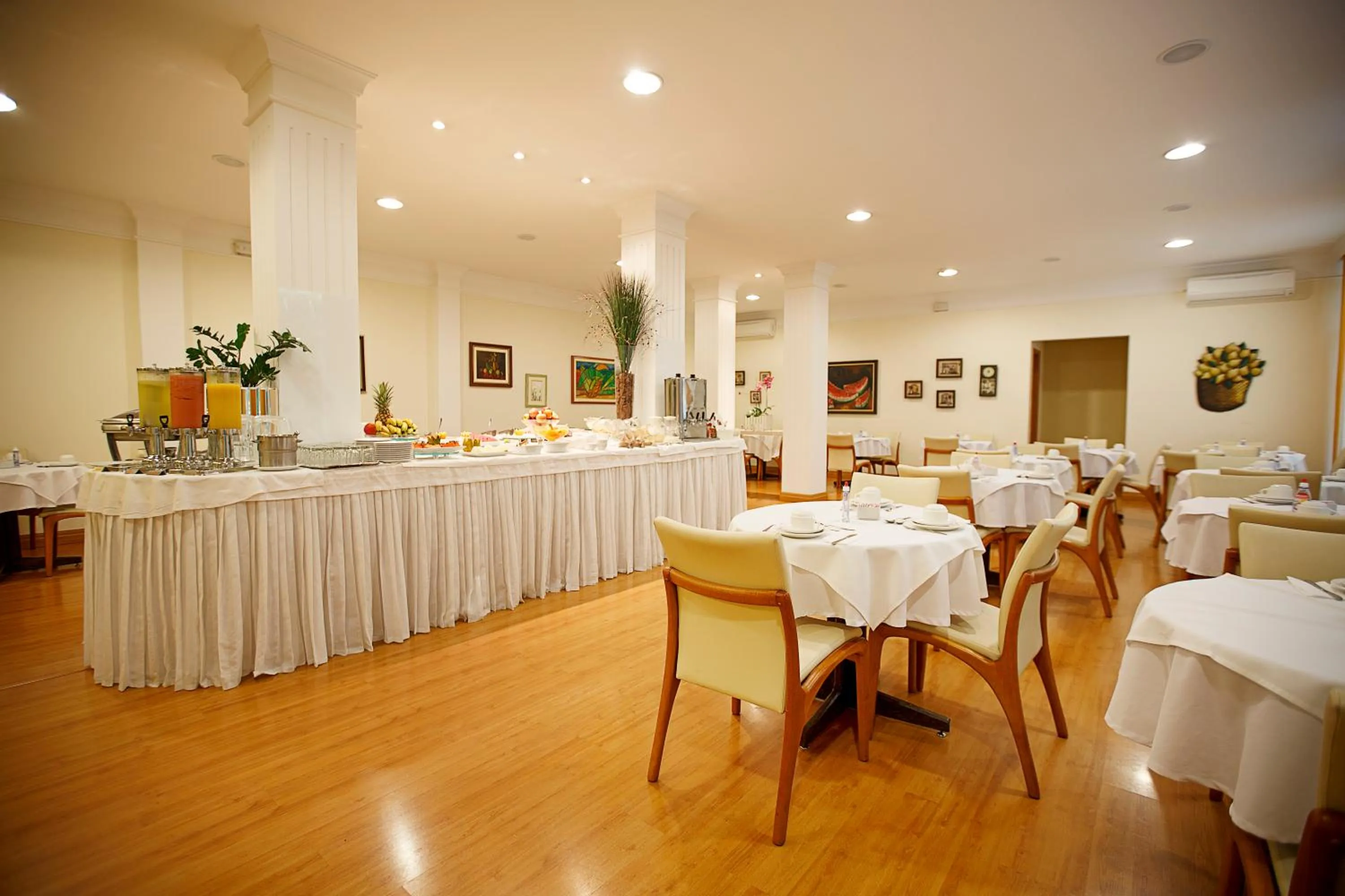 Buffet breakfast in Eston Hotel - LOCALIZAÇÃO CENTRAL PRIVILEGIADA -PET FRIENDLY